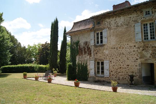 Vaste maison de caractère, maison annexe attenante et parc à Abzac, proche Confolens