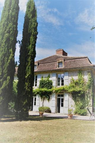 Vaste maison de caractère, maison annexe attenante et parc à Abzac, proche Confolens