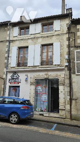 A vendre à VALENCE-EN-POITOU, COUHE, Un ensemble immobilier comprenant un local  et un appartement