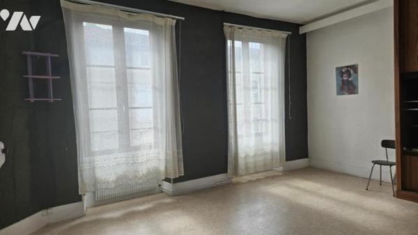 A vendre à VALENCE-EN-POITOU, COUHE, Un ensemble immobilier comprenant un local  et un appartement