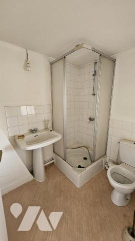 A vendre à VALENCE-EN-POITOU, COUHE, Un ensemble immobilier comprenant un local  et un appartement