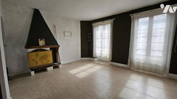 A vendre à VALENCE-EN-POITOU, COUHE, Un ensemble immobilier comprenant un local  et un appartement