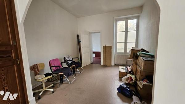 A vendre à VALENCE-EN-POITOU, COUHE, Un ensemble immobilier comprenant un local  et un appartement