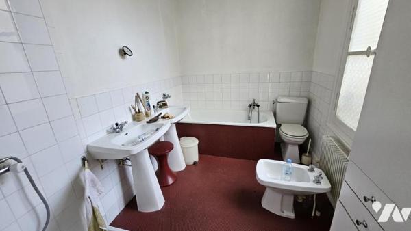 A vendre à VALENCE-EN-POITOU, COUHE, Un ensemble immobilier comprenant un local  et un appartement