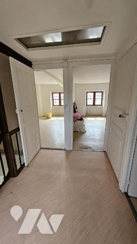 A vendre à VALENCE-EN-POITOU, COUHE, Un ensemble immobilier comprenant un local  et un appartement