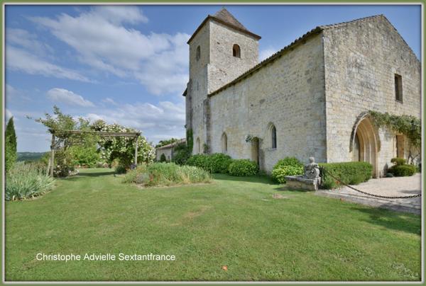 Beaumont du Périgord,ensemble du XIV ème, chambres d'hôtes, 2 gîtes, piscine chauffée, jaccuzzi sur 3.5 Ha