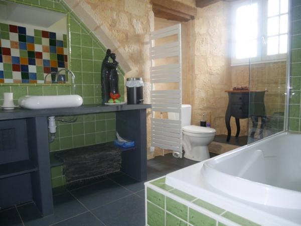 Beaumont du Périgord,ensemble du XIV ème, chambres d'hôtes, 2 gîtes, piscine chauffée, jaccuzzi sur 3.5 Ha