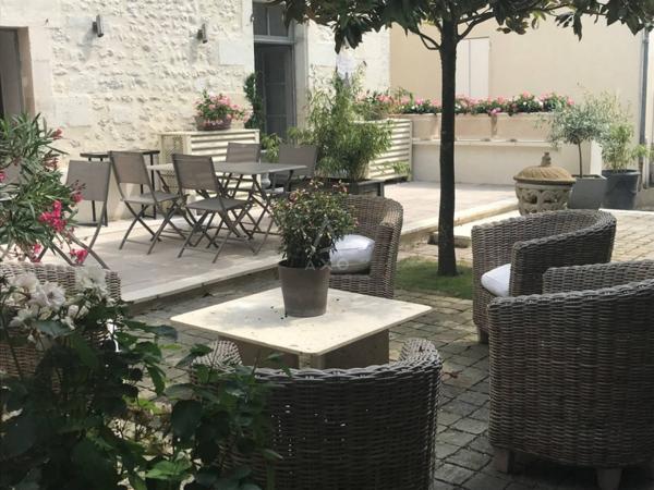 CHALAIS (16) - MAISON BOURGEOISE 400 m2