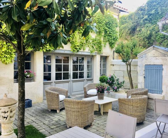 CHALAIS (16) - MAISON BOURGEOISE 400 m2