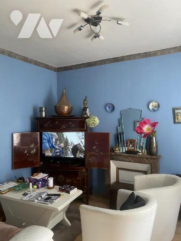 Proche bourg tous commerces, MAISON avec TERRAIN