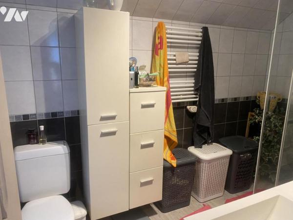 Proche bourg tous commerces, MAISON avec TERRAIN