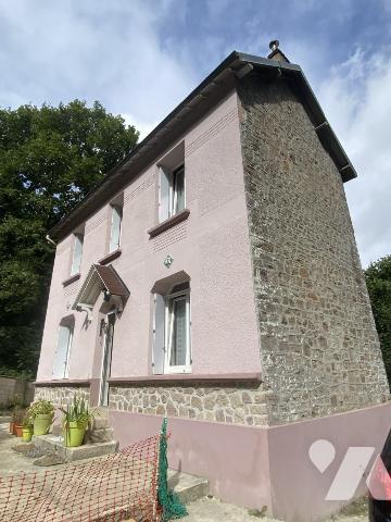 Proche bourg tous commerces, MAISON avec TERRAIN