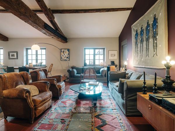 Rare à Carcassonne, cet appartement de 280 m² conjugue élégance, volumes remarquables et terrasse de 50 m² en plein centre-ville.