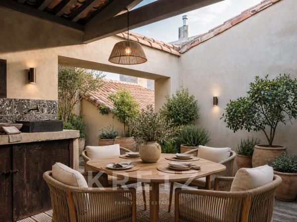 Rare à Carcassonne, cet appartement de 280 m² conjugue élégance, volumes remarquables et terrasse de 50 m² en plein centre-ville.