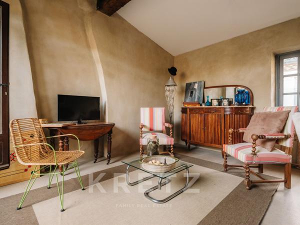 Rare à Carcassonne, cet appartement de 280 m² conjugue élégance, volumes remarquables et terrasse de 50 m² en plein centre-ville.