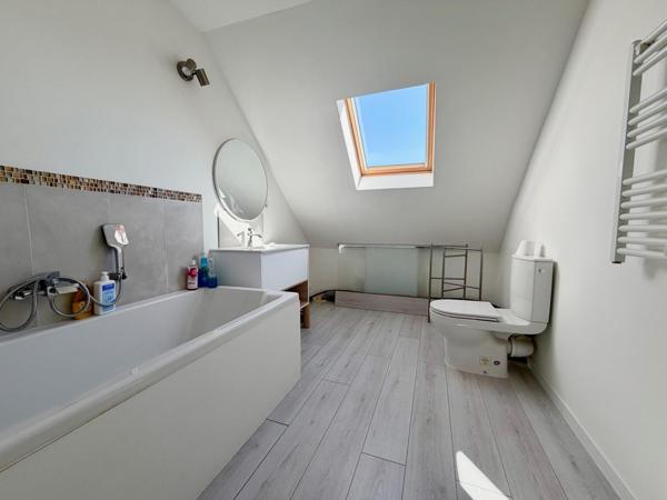 Maison rénovée avec vie de plain-pied + Dépendance à rénover, le tout sur un terrain de 2 533 m².