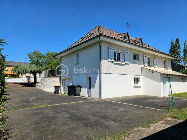 BOURGES – Située à moins de 5 minutes à pied de l'UNIVERSITÉ, découvrez une MAISON aux MULTIPLES POSSIBILITÉS !

Sur une magnifique PARCELLE de 1 024 m², laissez-vous séduire par cette maison de 177 m² habitables, offrant de BEAUX VOLUMES et un POTENTIEL qui ne demande qu'à être révélé.

Dès l'entrée, vous découvrirez une agréable PIÈCE DE VIE d'environ 30 m² comprenant l'entrée, le salon / séjour, réchauffée par une CHEMINÉE INSERT dont la chaleur est intelligemment répartie dans plusieurs pièces de la maison grâce à un système de GAINES DE DISTRIBUTION.

Dans son prolongement, une CUISINE AMÉNAGÉE ET ÉQUIPÉE d'environ 13 m² vous attend avec sa plaque de cuisson gaz, sa hotte, son four et son lave-vaisselle.

Ce niveau accueille également un BUREAU de 8 m², idéal pour le télétravail, ainsi que TROIS CHAMBRES d'environ 11 m², 10 m² et 9 m², une SALLE DE BAINS et un WC INDÉPENDANT.

À l'étage, un vaste DÉGAGEMENT d'environ 15 m² dessert DEUX CHAMBRES supplémentaires d'environ 9 m² chacune, une SALLE D'EAU avec WC ainsi qu'un GRENIER.

Le SOUS-SOL COMPLET constitue un véritable atout. Vous y trouverez un GRAND GARAGE de 52 m², une BUANDERIE avec SALLE D'EAU d'environ 11,5 m², un WC INDÉPENDANT ainsi qu'un STUDIO d'environ 28 m², équipé de son coin cuisine et bénéficiant de son PROPRE ACCÈS EXTÉRIEUR.

Véritable VALEUR AJOUTÉE de cette propriété, ce STUDIO avec ACCÈS INDÉPENDANT bénéficie également d'un petit SAS D'ACCUEIL, un véritable atout pour l'exercice d'une ACTIVITÉ PROFESSIONNELLE en permettant de recevoir la clientèle dans un espace dédié. Il pourra également accueillir votre FAMILLE ou vos AMIS tout en leur offrant leur propre INTIMITÉ et une réelle AUTONOMIE, ou encore être aménagé en LOGEMENT LOCATIF afin de répondre à la forte DEMANDE ÉTUDIANTE grâce à la proximité immédiate de l'UNIVERSITÉ de Bourges.

À l'extérieur, le charme opère immédiatement.
Le terrain, entièrement CLOS et ARBORÉ, offre de nombreux espaces de stationnement, un SECOND GARAGE d'environ 14 m² et un ABRI attenant à la maison de 14 m². Il est également traversé, en fond de parcelle, par le LANGIS, petit cours d'eau participant à l'alimentation des emblématiques MARAIS DE BOURGES. Une présence discrète qui confère à cette propriété une atmosphère paisible, bucolique... et un véritable supplément d'âme.

Côté CONFORT, la maison dispose de MENUISERIES PVC DOUBLE VITRAGE, de VOLETS ROULANTS ÉLECTRIQUES, y compris sur les VELUX, d'un chauffage assuré par la CHEMINÉE INSERT complétée par des RADIATEURS ÉLECTRIQUES. 
Raccordée au TOUT-À-L'ÉGOUT, la maison bénéficie également de la FIBRE OPTIQUE.

Quelques travaux de rafraîchissement et d'amélioration énergétique permettront de révéler tout le potentiel de cette propriété.

Que vous soyez à la recherche d'une MAISON FAMILIALE, d'un bien permettant d'allier HABITATION ET ACTIVITÉ PROFESSIONNELLE, ou encore d'un INVESTISSEMENT LOCATIF à proximité de l'université, cette maison saura répondre à vos attentes.

Au-delà des mètres carrés et des caractéristiques techniques, c'est son POTENTIEL qui marque les esprits. Une maison qui invite immédiatement à imaginer tout ce qu'elle peut devenir. Il ne vous reste plus qu'à venir la découvrir et à laisser, vous aussi, libre cours à votre imagination.