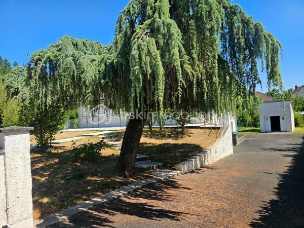 BOURGES – Située à moins de 5 minutes à pied de l'UNIVERSITÉ, découvrez une MAISON aux MULTIPLES POSSIBILITÉS !

Sur une magnifique PARCELLE de 1 024 m², laissez-vous séduire par cette maison de 177 m² habitables, offrant de BEAUX VOLUMES et un POTENTIEL qui ne demande qu'à être révélé.

Dès l'entrée, vous découvrirez une agréable PIÈCE DE VIE d'environ 30 m² comprenant l'entrée, le salon / séjour, réchauffée par une CHEMINÉE INSERT dont la chaleur est intelligemment répartie dans plusieurs pièces de la maison grâce à un système de GAINES DE DISTRIBUTION.

Dans son prolongement, une CUISINE AMÉNAGÉE ET ÉQUIPÉE d'environ 13 m² vous attend avec sa plaque de cuisson gaz, sa hotte, son four et son lave-vaisselle.

Ce niveau accueille également un BUREAU de 8 m², idéal pour le télétravail, ainsi que TROIS CHAMBRES d'environ 11 m², 10 m² et 9 m², une SALLE DE BAINS et un WC INDÉPENDANT.

À l'étage, un vaste DÉGAGEMENT d'environ 15 m² dessert DEUX CHAMBRES supplémentaires d'environ 9 m² chacune, une SALLE D'EAU avec WC ainsi qu'un GRENIER.

Le SOUS-SOL COMPLET constitue un véritable atout. Vous y trouverez un GRAND GARAGE de 52 m², une BUANDERIE avec SALLE D'EAU d'environ 11,5 m², un WC INDÉPENDANT ainsi qu'un STUDIO d'environ 28 m², équipé de son coin cuisine et bénéficiant de son PROPRE ACCÈS EXTÉRIEUR.

Véritable VALEUR AJOUTÉE de cette propriété, ce STUDIO avec ACCÈS INDÉPENDANT bénéficie également d'un petit SAS D'ACCUEIL, un véritable atout pour l'exercice d'une ACTIVITÉ PROFESSIONNELLE en permettant de recevoir la clientèle dans un espace dédié. Il pourra également accueillir votre FAMILLE ou vos AMIS tout en leur offrant leur propre INTIMITÉ et une réelle AUTONOMIE, ou encore être aménagé en LOGEMENT LOCATIF afin de répondre à la forte DEMANDE ÉTUDIANTE grâce à la proximité immédiate de l'UNIVERSITÉ de Bourges.

À l'extérieur, le charme opère immédiatement.
Le terrain, entièrement CLOS et ARBORÉ, offre de nombreux espaces de stationnement, un SECOND GARAGE d'environ 14 m² et un ABRI attenant à la maison de 14 m². Il est également traversé, en fond de parcelle, par le LANGIS, petit cours d'eau participant à l'alimentation des emblématiques MARAIS DE BOURGES. Une présence discrète qui confère à cette propriété une atmosphère paisible, bucolique... et un véritable supplément d'âme.

Côté CONFORT, la maison dispose de MENUISERIES PVC DOUBLE VITRAGE, de VOLETS ROULANTS ÉLECTRIQUES, y compris sur les VELUX, d'un chauffage assuré par la CHEMINÉE INSERT complétée par des RADIATEURS ÉLECTRIQUES. 
Raccordée au TOUT-À-L'ÉGOUT, la maison bénéficie également de la FIBRE OPTIQUE.

Quelques travaux de rafraîchissement et d'amélioration énergétique permettront de révéler tout le potentiel de cette propriété.

Que vous soyez à la recherche d'une MAISON FAMILIALE, d'un bien permettant d'allier HABITATION ET ACTIVITÉ PROFESSIONNELLE, ou encore d'un INVESTISSEMENT LOCATIF à proximité de l'université, cette maison saura répondre à vos attentes.

Au-delà des mètres carrés et des caractéristiques techniques, c'est son POTENTIEL qui marque les esprits. Une maison qui invite immédiatement à imaginer tout ce qu'elle peut devenir. Il ne vous reste plus qu'à venir la découvrir et à laisser, vous aussi, libre cours à votre imagination.