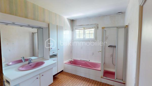 BOURGES – Située à moins de 5 minutes à pied de l'UNIVERSITÉ, découvrez une MAISON aux MULTIPLES POSSIBILITÉS !

Sur une magnifique PARCELLE de 1 024 m², laissez-vous séduire par cette maison de 177 m² habitables, offrant de BEAUX VOLUMES et un POTENTIEL qui ne demande qu'à être révélé.

Dès l'entrée, vous découvrirez une agréable PIÈCE DE VIE d'environ 30 m² comprenant l'entrée, le salon / séjour, réchauffée par une CHEMINÉE INSERT dont la chaleur est intelligemment répartie dans plusieurs pièces de la maison grâce à un système de GAINES DE DISTRIBUTION.

Dans son prolongement, une CUISINE AMÉNAGÉE ET ÉQUIPÉE d'environ 13 m² vous attend avec sa plaque de cuisson gaz, sa hotte, son four et son lave-vaisselle.

Ce niveau accueille également un BUREAU de 8 m², idéal pour le télétravail, ainsi que TROIS CHAMBRES d'environ 11 m², 10 m² et 9 m², une SALLE DE BAINS et un WC INDÉPENDANT.

À l'étage, un vaste DÉGAGEMENT d'environ 15 m² dessert DEUX CHAMBRES supplémentaires d'environ 9 m² chacune, une SALLE D'EAU avec WC ainsi qu'un GRENIER.

Le SOUS-SOL COMPLET constitue un véritable atout. Vous y trouverez un GRAND GARAGE de 52 m², une BUANDERIE avec SALLE D'EAU d'environ 11,5 m², un WC INDÉPENDANT ainsi qu'un STUDIO d'environ 28 m², équipé de son coin cuisine et bénéficiant de son PROPRE ACCÈS EXTÉRIEUR.

Véritable VALEUR AJOUTÉE de cette propriété, ce STUDIO avec ACCÈS INDÉPENDANT bénéficie également d'un petit SAS D'ACCUEIL, un véritable atout pour l'exercice d'une ACTIVITÉ PROFESSIONNELLE en permettant de recevoir la clientèle dans un espace dédié. Il pourra également accueillir votre FAMILLE ou vos AMIS tout en leur offrant leur propre INTIMITÉ et une réelle AUTONOMIE, ou encore être aménagé en LOGEMENT LOCATIF afin de répondre à la forte DEMANDE ÉTUDIANTE grâce à la proximité immédiate de l'UNIVERSITÉ de Bourges.

À l'extérieur, le charme opère immédiatement.
Le terrain, entièrement CLOS et ARBORÉ, offre de nombreux espaces de stationnement, un SECOND GARAGE d'environ 14 m² et un ABRI attenant à la maison de 14 m². Il est également traversé, en fond de parcelle, par le LANGIS, petit cours d'eau participant à l'alimentation des emblématiques MARAIS DE BOURGES. Une présence discrète qui confère à cette propriété une atmosphère paisible, bucolique... et un véritable supplément d'âme.

Côté CONFORT, la maison dispose de MENUISERIES PVC DOUBLE VITRAGE, de VOLETS ROULANTS ÉLECTRIQUES, y compris sur les VELUX, d'un chauffage assuré par la CHEMINÉE INSERT complétée par des RADIATEURS ÉLECTRIQUES. 
Raccordée au TOUT-À-L'ÉGOUT, la maison bénéficie également de la FIBRE OPTIQUE.

Quelques travaux de rafraîchissement et d'amélioration énergétique permettront de révéler tout le potentiel de cette propriété.

Que vous soyez à la recherche d'une MAISON FAMILIALE, d'un bien permettant d'allier HABITATION ET ACTIVITÉ PROFESSIONNELLE, ou encore d'un INVESTISSEMENT LOCATIF à proximité de l'université, cette maison saura répondre à vos attentes.

Au-delà des mètres carrés et des caractéristiques techniques, c'est son POTENTIEL qui marque les esprits. Une maison qui invite immédiatement à imaginer tout ce qu'elle peut devenir. Il ne vous reste plus qu'à venir la découvrir et à laisser, vous aussi, libre cours à votre imagination.