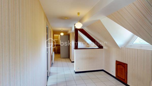 BOURGES – Située à moins de 5 minutes à pied de l'UNIVERSITÉ, découvrez une MAISON aux MULTIPLES POSSIBILITÉS !

Sur une magnifique PARCELLE de 1 024 m², laissez-vous séduire par cette maison de 177 m² habitables, offrant de BEAUX VOLUMES et un POTENTIEL qui ne demande qu'à être révélé.

Dès l'entrée, vous découvrirez une agréable PIÈCE DE VIE d'environ 30 m² comprenant l'entrée, le salon / séjour, réchauffée par une CHEMINÉE INSERT dont la chaleur est intelligemment répartie dans plusieurs pièces de la maison grâce à un système de GAINES DE DISTRIBUTION.

Dans son prolongement, une CUISINE AMÉNAGÉE ET ÉQUIPÉE d'environ 13 m² vous attend avec sa plaque de cuisson gaz, sa hotte, son four et son lave-vaisselle.

Ce niveau accueille également un BUREAU de 8 m², idéal pour le télétravail, ainsi que TROIS CHAMBRES d'environ 11 m², 10 m² et 9 m², une SALLE DE BAINS et un WC INDÉPENDANT.

À l'étage, un vaste DÉGAGEMENT d'environ 15 m² dessert DEUX CHAMBRES supplémentaires d'environ 9 m² chacune, une SALLE D'EAU avec WC ainsi qu'un GRENIER.

Le SOUS-SOL COMPLET constitue un véritable atout. Vous y trouverez un GRAND GARAGE de 52 m², une BUANDERIE avec SALLE D'EAU d'environ 11,5 m², un WC INDÉPENDANT ainsi qu'un STUDIO d'environ 28 m², équipé de son coin cuisine et bénéficiant de son PROPRE ACCÈS EXTÉRIEUR.

Véritable VALEUR AJOUTÉE de cette propriété, ce STUDIO avec ACCÈS INDÉPENDANT bénéficie également d'un petit SAS D'ACCUEIL, un véritable atout pour l'exercice d'une ACTIVITÉ PROFESSIONNELLE en permettant de recevoir la clientèle dans un espace dédié. Il pourra également accueillir votre FAMILLE ou vos AMIS tout en leur offrant leur propre INTIMITÉ et une réelle AUTONOMIE, ou encore être aménagé en LOGEMENT LOCATIF afin de répondre à la forte DEMANDE ÉTUDIANTE grâce à la proximité immédiate de l'UNIVERSITÉ de Bourges.

À l'extérieur, le charme opère immédiatement.
Le terrain, entièrement CLOS et ARBORÉ, offre de nombreux espaces de stationnement, un SECOND GARAGE d'environ 14 m² et un ABRI attenant à la maison de 14 m². Il est également traversé, en fond de parcelle, par le LANGIS, petit cours d'eau participant à l'alimentation des emblématiques MARAIS DE BOURGES. Une présence discrète qui confère à cette propriété une atmosphère paisible, bucolique... et un véritable supplément d'âme.

Côté CONFORT, la maison dispose de MENUISERIES PVC DOUBLE VITRAGE, de VOLETS ROULANTS ÉLECTRIQUES, y compris sur les VELUX, d'un chauffage assuré par la CHEMINÉE INSERT complétée par des RADIATEURS ÉLECTRIQUES. 
Raccordée au TOUT-À-L'ÉGOUT, la maison bénéficie également de la FIBRE OPTIQUE.

Quelques travaux de rafraîchissement et d'amélioration énergétique permettront de révéler tout le potentiel de cette propriété.

Que vous soyez à la recherche d'une MAISON FAMILIALE, d'un bien permettant d'allier HABITATION ET ACTIVITÉ PROFESSIONNELLE, ou encore d'un INVESTISSEMENT LOCATIF à proximité de l'université, cette maison saura répondre à vos attentes.

Au-delà des mètres carrés et des caractéristiques techniques, c'est son POTENTIEL qui marque les esprits. Une maison qui invite immédiatement à imaginer tout ce qu'elle peut devenir. Il ne vous reste plus qu'à venir la découvrir et à laisser, vous aussi, libre cours à votre imagination.