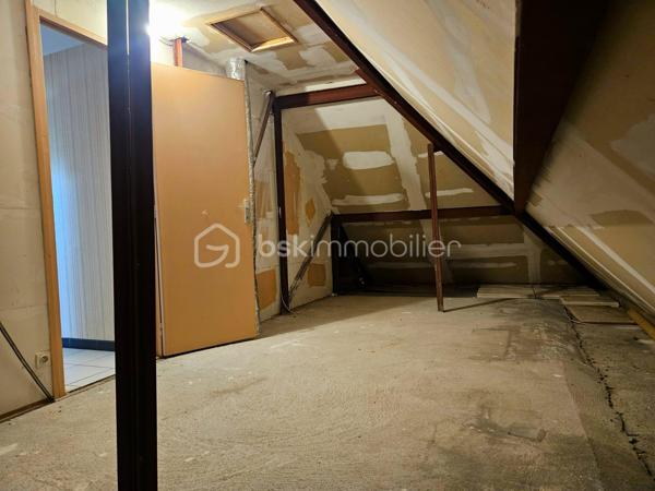 BOURGES – Située à moins de 5 minutes à pied de l'UNIVERSITÉ, découvrez une MAISON aux MULTIPLES POSSIBILITÉS !

Sur une magnifique PARCELLE de 1 024 m², laissez-vous séduire par cette maison de 177 m² habitables, offrant de BEAUX VOLUMES et un POTENTIEL qui ne demande qu'à être révélé.

Dès l'entrée, vous découvrirez une agréable PIÈCE DE VIE d'environ 30 m² comprenant l'entrée, le salon / séjour, réchauffée par une CHEMINÉE INSERT dont la chaleur est intelligemment répartie dans plusieurs pièces de la maison grâce à un système de GAINES DE DISTRIBUTION.

Dans son prolongement, une CUISINE AMÉNAGÉE ET ÉQUIPÉE d'environ 13 m² vous attend avec sa plaque de cuisson gaz, sa hotte, son four et son lave-vaisselle.

Ce niveau accueille également un BUREAU de 8 m², idéal pour le télétravail, ainsi que TROIS CHAMBRES d'environ 11 m², 10 m² et 9 m², une SALLE DE BAINS et un WC INDÉPENDANT.

À l'étage, un vaste DÉGAGEMENT d'environ 15 m² dessert DEUX CHAMBRES supplémentaires d'environ 9 m² chacune, une SALLE D'EAU avec WC ainsi qu'un GRENIER.

Le SOUS-SOL COMPLET constitue un véritable atout. Vous y trouverez un GRAND GARAGE de 52 m², une BUANDERIE avec SALLE D'EAU d'environ 11,5 m², un WC INDÉPENDANT ainsi qu'un STUDIO d'environ 28 m², équipé de son coin cuisine et bénéficiant de son PROPRE ACCÈS EXTÉRIEUR.

Véritable VALEUR AJOUTÉE de cette propriété, ce STUDIO avec ACCÈS INDÉPENDANT bénéficie également d'un petit SAS D'ACCUEIL, un véritable atout pour l'exercice d'une ACTIVITÉ PROFESSIONNELLE en permettant de recevoir la clientèle dans un espace dédié. Il pourra également accueillir votre FAMILLE ou vos AMIS tout en leur offrant leur propre INTIMITÉ et une réelle AUTONOMIE, ou encore être aménagé en LOGEMENT LOCATIF afin de répondre à la forte DEMANDE ÉTUDIANTE grâce à la proximité immédiate de l'UNIVERSITÉ de Bourges.

À l'extérieur, le charme opère immédiatement.
Le terrain, entièrement CLOS et ARBORÉ, offre de nombreux espaces de stationnement, un SECOND GARAGE d'environ 14 m² et un ABRI attenant à la maison de 14 m². Il est également traversé, en fond de parcelle, par le LANGIS, petit cours d'eau participant à l'alimentation des emblématiques MARAIS DE BOURGES. Une présence discrète qui confère à cette propriété une atmosphère paisible, bucolique... et un véritable supplément d'âme.

Côté CONFORT, la maison dispose de MENUISERIES PVC DOUBLE VITRAGE, de VOLETS ROULANTS ÉLECTRIQUES, y compris sur les VELUX, d'un chauffage assuré par la CHEMINÉE INSERT complétée par des RADIATEURS ÉLECTRIQUES. 
Raccordée au TOUT-À-L'ÉGOUT, la maison bénéficie également de la FIBRE OPTIQUE.

Quelques travaux de rafraîchissement et d'amélioration énergétique permettront de révéler tout le potentiel de cette propriété.

Que vous soyez à la recherche d'une MAISON FAMILIALE, d'un bien permettant d'allier HABITATION ET ACTIVITÉ PROFESSIONNELLE, ou encore d'un INVESTISSEMENT LOCATIF à proximité de l'université, cette maison saura répondre à vos attentes.

Au-delà des mètres carrés et des caractéristiques techniques, c'est son POTENTIEL qui marque les esprits. Une maison qui invite immédiatement à imaginer tout ce qu'elle peut devenir. Il ne vous reste plus qu'à venir la découvrir et à laisser, vous aussi, libre cours à votre imagination.