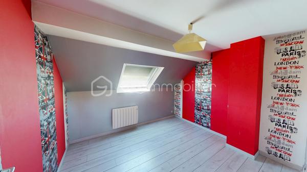 BOURGES – Située à moins de 5 minutes à pied de l'UNIVERSITÉ, découvrez une MAISON aux MULTIPLES POSSIBILITÉS !

Sur une magnifique PARCELLE de 1 024 m², laissez-vous séduire par cette maison de 177 m² habitables, offrant de BEAUX VOLUMES et un POTENTIEL qui ne demande qu'à être révélé.

Dès l'entrée, vous découvrirez une agréable PIÈCE DE VIE d'environ 30 m² comprenant l'entrée, le salon / séjour, réchauffée par une CHEMINÉE INSERT dont la chaleur est intelligemment répartie dans plusieurs pièces de la maison grâce à un système de GAINES DE DISTRIBUTION.

Dans son prolongement, une CUISINE AMÉNAGÉE ET ÉQUIPÉE d'environ 13 m² vous attend avec sa plaque de cuisson gaz, sa hotte, son four et son lave-vaisselle.

Ce niveau accueille également un BUREAU de 8 m², idéal pour le télétravail, ainsi que TROIS CHAMBRES d'environ 11 m², 10 m² et 9 m², une SALLE DE BAINS et un WC INDÉPENDANT.

À l'étage, un vaste DÉGAGEMENT d'environ 15 m² dessert DEUX CHAMBRES supplémentaires d'environ 9 m² chacune, une SALLE D'EAU avec WC ainsi qu'un GRENIER.

Le SOUS-SOL COMPLET constitue un véritable atout. Vous y trouverez un GRAND GARAGE de 52 m², une BUANDERIE avec SALLE D'EAU d'environ 11,5 m², un WC INDÉPENDANT ainsi qu'un STUDIO d'environ 28 m², équipé de son coin cuisine et bénéficiant de son PROPRE ACCÈS EXTÉRIEUR.

Véritable VALEUR AJOUTÉE de cette propriété, ce STUDIO avec ACCÈS INDÉPENDANT bénéficie également d'un petit SAS D'ACCUEIL, un véritable atout pour l'exercice d'une ACTIVITÉ PROFESSIONNELLE en permettant de recevoir la clientèle dans un espace dédié. Il pourra également accueillir votre FAMILLE ou vos AMIS tout en leur offrant leur propre INTIMITÉ et une réelle AUTONOMIE, ou encore être aménagé en LOGEMENT LOCATIF afin de répondre à la forte DEMANDE ÉTUDIANTE grâce à la proximité immédiate de l'UNIVERSITÉ de Bourges.

À l'extérieur, le charme opère immédiatement.
Le terrain, entièrement CLOS et ARBORÉ, offre de nombreux espaces de stationnement, un SECOND GARAGE d'environ 14 m² et un ABRI attenant à la maison de 14 m². Il est également traversé, en fond de parcelle, par le LANGIS, petit cours d'eau participant à l'alimentation des emblématiques MARAIS DE BOURGES. Une présence discrète qui confère à cette propriété une atmosphère paisible, bucolique... et un véritable supplément d'âme.

Côté CONFORT, la maison dispose de MENUISERIES PVC DOUBLE VITRAGE, de VOLETS ROULANTS ÉLECTRIQUES, y compris sur les VELUX, d'un chauffage assuré par la CHEMINÉE INSERT complétée par des RADIATEURS ÉLECTRIQUES. 
Raccordée au TOUT-À-L'ÉGOUT, la maison bénéficie également de la FIBRE OPTIQUE.

Quelques travaux de rafraîchissement et d'amélioration énergétique permettront de révéler tout le potentiel de cette propriété.

Que vous soyez à la recherche d'une MAISON FAMILIALE, d'un bien permettant d'allier HABITATION ET ACTIVITÉ PROFESSIONNELLE, ou encore d'un INVESTISSEMENT LOCATIF à proximité de l'université, cette maison saura répondre à vos attentes.

Au-delà des mètres carrés et des caractéristiques techniques, c'est son POTENTIEL qui marque les esprits. Une maison qui invite immédiatement à imaginer tout ce qu'elle peut devenir. Il ne vous reste plus qu'à venir la découvrir et à laisser, vous aussi, libre cours à votre imagination.