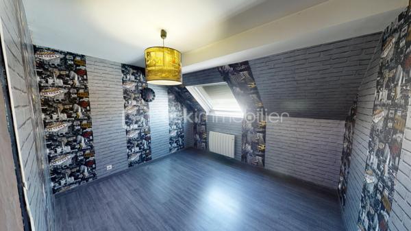 BOURGES – Située à moins de 5 minutes à pied de l'UNIVERSITÉ, découvrez une MAISON aux MULTIPLES POSSIBILITÉS !

Sur une magnifique PARCELLE de 1 024 m², laissez-vous séduire par cette maison de 177 m² habitables, offrant de BEAUX VOLUMES et un POTENTIEL qui ne demande qu'à être révélé.

Dès l'entrée, vous découvrirez une agréable PIÈCE DE VIE d'environ 30 m² comprenant l'entrée, le salon / séjour, réchauffée par une CHEMINÉE INSERT dont la chaleur est intelligemment répartie dans plusieurs pièces de la maison grâce à un système de GAINES DE DISTRIBUTION.

Dans son prolongement, une CUISINE AMÉNAGÉE ET ÉQUIPÉE d'environ 13 m² vous attend avec sa plaque de cuisson gaz, sa hotte, son four et son lave-vaisselle.

Ce niveau accueille également un BUREAU de 8 m², idéal pour le télétravail, ainsi que TROIS CHAMBRES d'environ 11 m², 10 m² et 9 m², une SALLE DE BAINS et un WC INDÉPENDANT.

À l'étage, un vaste DÉGAGEMENT d'environ 15 m² dessert DEUX CHAMBRES supplémentaires d'environ 9 m² chacune, une SALLE D'EAU avec WC ainsi qu'un GRENIER.

Le SOUS-SOL COMPLET constitue un véritable atout. Vous y trouverez un GRAND GARAGE de 52 m², une BUANDERIE avec SALLE D'EAU d'environ 11,5 m², un WC INDÉPENDANT ainsi qu'un STUDIO d'environ 28 m², équipé de son coin cuisine et bénéficiant de son PROPRE ACCÈS EXTÉRIEUR.

Véritable VALEUR AJOUTÉE de cette propriété, ce STUDIO avec ACCÈS INDÉPENDANT bénéficie également d'un petit SAS D'ACCUEIL, un véritable atout pour l'exercice d'une ACTIVITÉ PROFESSIONNELLE en permettant de recevoir la clientèle dans un espace dédié. Il pourra également accueillir votre FAMILLE ou vos AMIS tout en leur offrant leur propre INTIMITÉ et une réelle AUTONOMIE, ou encore être aménagé en LOGEMENT LOCATIF afin de répondre à la forte DEMANDE ÉTUDIANTE grâce à la proximité immédiate de l'UNIVERSITÉ de Bourges.

À l'extérieur, le charme opère immédiatement.
Le terrain, entièrement CLOS et ARBORÉ, offre de nombreux espaces de stationnement, un SECOND GARAGE d'environ 14 m² et un ABRI attenant à la maison de 14 m². Il est également traversé, en fond de parcelle, par le LANGIS, petit cours d'eau participant à l'alimentation des emblématiques MARAIS DE BOURGES. Une présence discrète qui confère à cette propriété une atmosphère paisible, bucolique... et un véritable supplément d'âme.

Côté CONFORT, la maison dispose de MENUISERIES PVC DOUBLE VITRAGE, de VOLETS ROULANTS ÉLECTRIQUES, y compris sur les VELUX, d'un chauffage assuré par la CHEMINÉE INSERT complétée par des RADIATEURS ÉLECTRIQUES. 
Raccordée au TOUT-À-L'ÉGOUT, la maison bénéficie également de la FIBRE OPTIQUE.

Quelques travaux de rafraîchissement et d'amélioration énergétique permettront de révéler tout le potentiel de cette propriété.

Que vous soyez à la recherche d'une MAISON FAMILIALE, d'un bien permettant d'allier HABITATION ET ACTIVITÉ PROFESSIONNELLE, ou encore d'un INVESTISSEMENT LOCATIF à proximité de l'université, cette maison saura répondre à vos attentes.

Au-delà des mètres carrés et des caractéristiques techniques, c'est son POTENTIEL qui marque les esprits. Une maison qui invite immédiatement à imaginer tout ce qu'elle peut devenir. Il ne vous reste plus qu'à venir la découvrir et à laisser, vous aussi, libre cours à votre imagination.
