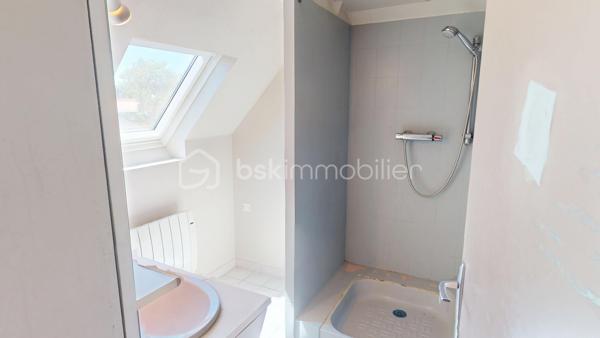 BOURGES – Située à moins de 5 minutes à pied de l'UNIVERSITÉ, découvrez une MAISON aux MULTIPLES POSSIBILITÉS !

Sur une magnifique PARCELLE de 1 024 m², laissez-vous séduire par cette maison de 177 m² habitables, offrant de BEAUX VOLUMES et un POTENTIEL qui ne demande qu'à être révélé.

Dès l'entrée, vous découvrirez une agréable PIÈCE DE VIE d'environ 30 m² comprenant l'entrée, le salon / séjour, réchauffée par une CHEMINÉE INSERT dont la chaleur est intelligemment répartie dans plusieurs pièces de la maison grâce à un système de GAINES DE DISTRIBUTION.

Dans son prolongement, une CUISINE AMÉNAGÉE ET ÉQUIPÉE d'environ 13 m² vous attend avec sa plaque de cuisson gaz, sa hotte, son four et son lave-vaisselle.

Ce niveau accueille également un BUREAU de 8 m², idéal pour le télétravail, ainsi que TROIS CHAMBRES d'environ 11 m², 10 m² et 9 m², une SALLE DE BAINS et un WC INDÉPENDANT.

À l'étage, un vaste DÉGAGEMENT d'environ 15 m² dessert DEUX CHAMBRES supplémentaires d'environ 9 m² chacune, une SALLE D'EAU avec WC ainsi qu'un GRENIER.

Le SOUS-SOL COMPLET constitue un véritable atout. Vous y trouverez un GRAND GARAGE de 52 m², une BUANDERIE avec SALLE D'EAU d'environ 11,5 m², un WC INDÉPENDANT ainsi qu'un STUDIO d'environ 28 m², équipé de son coin cuisine et bénéficiant de son PROPRE ACCÈS EXTÉRIEUR.

Véritable VALEUR AJOUTÉE de cette propriété, ce STUDIO avec ACCÈS INDÉPENDANT bénéficie également d'un petit SAS D'ACCUEIL, un véritable atout pour l'exercice d'une ACTIVITÉ PROFESSIONNELLE en permettant de recevoir la clientèle dans un espace dédié. Il pourra également accueillir votre FAMILLE ou vos AMIS tout en leur offrant leur propre INTIMITÉ et une réelle AUTONOMIE, ou encore être aménagé en LOGEMENT LOCATIF afin de répondre à la forte DEMANDE ÉTUDIANTE grâce à la proximité immédiate de l'UNIVERSITÉ de Bourges.

À l'extérieur, le charme opère immédiatement.
Le terrain, entièrement CLOS et ARBORÉ, offre de nombreux espaces de stationnement, un SECOND GARAGE d'environ 14 m² et un ABRI attenant à la maison de 14 m². Il est également traversé, en fond de parcelle, par le LANGIS, petit cours d'eau participant à l'alimentation des emblématiques MARAIS DE BOURGES. Une présence discrète qui confère à cette propriété une atmosphère paisible, bucolique... et un véritable supplément d'âme.

Côté CONFORT, la maison dispose de MENUISERIES PVC DOUBLE VITRAGE, de VOLETS ROULANTS ÉLECTRIQUES, y compris sur les VELUX, d'un chauffage assuré par la CHEMINÉE INSERT complétée par des RADIATEURS ÉLECTRIQUES. 
Raccordée au TOUT-À-L'ÉGOUT, la maison bénéficie également de la FIBRE OPTIQUE.

Quelques travaux de rafraîchissement et d'amélioration énergétique permettront de révéler tout le potentiel de cette propriété.

Que vous soyez à la recherche d'une MAISON FAMILIALE, d'un bien permettant d'allier HABITATION ET ACTIVITÉ PROFESSIONNELLE, ou encore d'un INVESTISSEMENT LOCATIF à proximité de l'université, cette maison saura répondre à vos attentes.

Au-delà des mètres carrés et des caractéristiques techniques, c'est son POTENTIEL qui marque les esprits. Une maison qui invite immédiatement à imaginer tout ce qu'elle peut devenir. Il ne vous reste plus qu'à venir la découvrir et à laisser, vous aussi, libre cours à votre imagination.