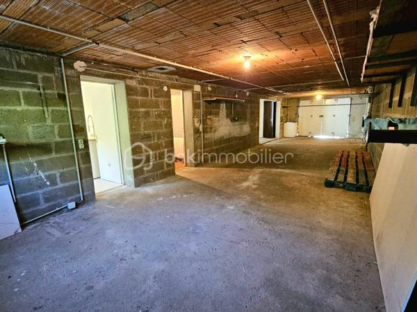 BOURGES – Située à moins de 5 minutes à pied de l'UNIVERSITÉ, découvrez une MAISON aux MULTIPLES POSSIBILITÉS !

Sur une magnifique PARCELLE de 1 024 m², laissez-vous séduire par cette maison de 177 m² habitables, offrant de BEAUX VOLUMES et un POTENTIEL qui ne demande qu'à être révélé.

Dès l'entrée, vous découvrirez une agréable PIÈCE DE VIE d'environ 30 m² comprenant l'entrée, le salon / séjour, réchauffée par une CHEMINÉE INSERT dont la chaleur est intelligemment répartie dans plusieurs pièces de la maison grâce à un système de GAINES DE DISTRIBUTION.

Dans son prolongement, une CUISINE AMÉNAGÉE ET ÉQUIPÉE d'environ 13 m² vous attend avec sa plaque de cuisson gaz, sa hotte, son four et son lave-vaisselle.

Ce niveau accueille également un BUREAU de 8 m², idéal pour le télétravail, ainsi que TROIS CHAMBRES d'environ 11 m², 10 m² et 9 m², une SALLE DE BAINS et un WC INDÉPENDANT.

À l'étage, un vaste DÉGAGEMENT d'environ 15 m² dessert DEUX CHAMBRES supplémentaires d'environ 9 m² chacune, une SALLE D'EAU avec WC ainsi qu'un GRENIER.

Le SOUS-SOL COMPLET constitue un véritable atout. Vous y trouverez un GRAND GARAGE de 52 m², une BUANDERIE avec SALLE D'EAU d'environ 11,5 m², un WC INDÉPENDANT ainsi qu'un STUDIO d'environ 28 m², équipé de son coin cuisine et bénéficiant de son PROPRE ACCÈS EXTÉRIEUR.

Véritable VALEUR AJOUTÉE de cette propriété, ce STUDIO avec ACCÈS INDÉPENDANT bénéficie également d'un petit SAS D'ACCUEIL, un véritable atout pour l'exercice d'une ACTIVITÉ PROFESSIONNELLE en permettant de recevoir la clientèle dans un espace dédié. Il pourra également accueillir votre FAMILLE ou vos AMIS tout en leur offrant leur propre INTIMITÉ et une réelle AUTONOMIE, ou encore être aménagé en LOGEMENT LOCATIF afin de répondre à la forte DEMANDE ÉTUDIANTE grâce à la proximité immédiate de l'UNIVERSITÉ de Bourges.

À l'extérieur, le charme opère immédiatement.
Le terrain, entièrement CLOS et ARBORÉ, offre de nombreux espaces de stationnement, un SECOND GARAGE d'environ 14 m² et un ABRI attenant à la maison de 14 m². Il est également traversé, en fond de parcelle, par le LANGIS, petit cours d'eau participant à l'alimentation des emblématiques MARAIS DE BOURGES. Une présence discrète qui confère à cette propriété une atmosphère paisible, bucolique... et un véritable supplément d'âme.

Côté CONFORT, la maison dispose de MENUISERIES PVC DOUBLE VITRAGE, de VOLETS ROULANTS ÉLECTRIQUES, y compris sur les VELUX, d'un chauffage assuré par la CHEMINÉE INSERT complétée par des RADIATEURS ÉLECTRIQUES. 
Raccordée au TOUT-À-L'ÉGOUT, la maison bénéficie également de la FIBRE OPTIQUE.

Quelques travaux de rafraîchissement et d'amélioration énergétique permettront de révéler tout le potentiel de cette propriété.

Que vous soyez à la recherche d'une MAISON FAMILIALE, d'un bien permettant d'allier HABITATION ET ACTIVITÉ PROFESSIONNELLE, ou encore d'un INVESTISSEMENT LOCATIF à proximité de l'université, cette maison saura répondre à vos attentes.

Au-delà des mètres carrés et des caractéristiques techniques, c'est son POTENTIEL qui marque les esprits. Une maison qui invite immédiatement à imaginer tout ce qu'elle peut devenir. Il ne vous reste plus qu'à venir la découvrir et à laisser, vous aussi, libre cours à votre imagination.