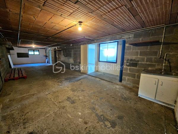 BOURGES – Située à moins de 5 minutes à pied de l'UNIVERSITÉ, découvrez une MAISON aux MULTIPLES POSSIBILITÉS !

Sur une magnifique PARCELLE de 1 024 m², laissez-vous séduire par cette maison de 177 m² habitables, offrant de BEAUX VOLUMES et un POTENTIEL qui ne demande qu'à être révélé.

Dès l'entrée, vous découvrirez une agréable PIÈCE DE VIE d'environ 30 m² comprenant l'entrée, le salon / séjour, réchauffée par une CHEMINÉE INSERT dont la chaleur est intelligemment répartie dans plusieurs pièces de la maison grâce à un système de GAINES DE DISTRIBUTION.

Dans son prolongement, une CUISINE AMÉNAGÉE ET ÉQUIPÉE d'environ 13 m² vous attend avec sa plaque de cuisson gaz, sa hotte, son four et son lave-vaisselle.

Ce niveau accueille également un BUREAU de 8 m², idéal pour le télétravail, ainsi que TROIS CHAMBRES d'environ 11 m², 10 m² et 9 m², une SALLE DE BAINS et un WC INDÉPENDANT.

À l'étage, un vaste DÉGAGEMENT d'environ 15 m² dessert DEUX CHAMBRES supplémentaires d'environ 9 m² chacune, une SALLE D'EAU avec WC ainsi qu'un GRENIER.

Le SOUS-SOL COMPLET constitue un véritable atout. Vous y trouverez un GRAND GARAGE de 52 m², une BUANDERIE avec SALLE D'EAU d'environ 11,5 m², un WC INDÉPENDANT ainsi qu'un STUDIO d'environ 28 m², équipé de son coin cuisine et bénéficiant de son PROPRE ACCÈS EXTÉRIEUR.

Véritable VALEUR AJOUTÉE de cette propriété, ce STUDIO avec ACCÈS INDÉPENDANT bénéficie également d'un petit SAS D'ACCUEIL, un véritable atout pour l'exercice d'une ACTIVITÉ PROFESSIONNELLE en permettant de recevoir la clientèle dans un espace dédié. Il pourra également accueillir votre FAMILLE ou vos AMIS tout en leur offrant leur propre INTIMITÉ et une réelle AUTONOMIE, ou encore être aménagé en LOGEMENT LOCATIF afin de répondre à la forte DEMANDE ÉTUDIANTE grâce à la proximité immédiate de l'UNIVERSITÉ de Bourges.

À l'extérieur, le charme opère immédiatement.
Le terrain, entièrement CLOS et ARBORÉ, offre de nombreux espaces de stationnement, un SECOND GARAGE d'environ 14 m² et un ABRI attenant à la maison de 14 m². Il est également traversé, en fond de parcelle, par le LANGIS, petit cours d'eau participant à l'alimentation des emblématiques MARAIS DE BOURGES. Une présence discrète qui confère à cette propriété une atmosphère paisible, bucolique... et un véritable supplément d'âme.

Côté CONFORT, la maison dispose de MENUISERIES PVC DOUBLE VITRAGE, de VOLETS ROULANTS ÉLECTRIQUES, y compris sur les VELUX, d'un chauffage assuré par la CHEMINÉE INSERT complétée par des RADIATEURS ÉLECTRIQUES. 
Raccordée au TOUT-À-L'ÉGOUT, la maison bénéficie également de la FIBRE OPTIQUE.

Quelques travaux de rafraîchissement et d'amélioration énergétique permettront de révéler tout le potentiel de cette propriété.

Que vous soyez à la recherche d'une MAISON FAMILIALE, d'un bien permettant d'allier HABITATION ET ACTIVITÉ PROFESSIONNELLE, ou encore d'un INVESTISSEMENT LOCATIF à proximité de l'université, cette maison saura répondre à vos attentes.

Au-delà des mètres carrés et des caractéristiques techniques, c'est son POTENTIEL qui marque les esprits. Une maison qui invite immédiatement à imaginer tout ce qu'elle peut devenir. Il ne vous reste plus qu'à venir la découvrir et à laisser, vous aussi, libre cours à votre imagination.