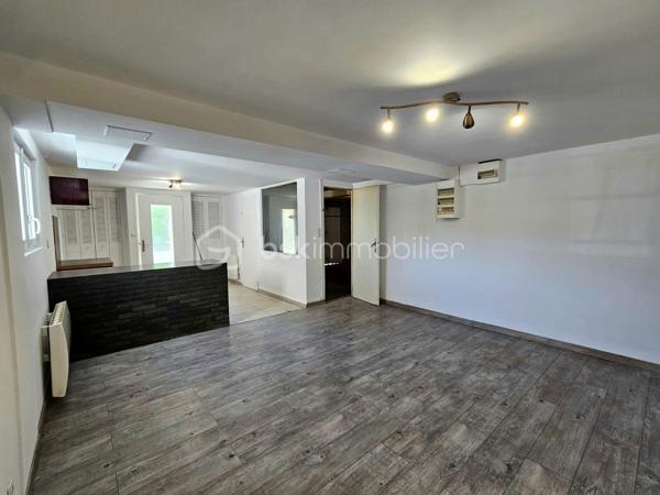BOURGES – Située à moins de 5 minutes à pied de l'UNIVERSITÉ, découvrez une MAISON aux MULTIPLES POSSIBILITÉS !

Sur une magnifique PARCELLE de 1 024 m², laissez-vous séduire par cette maison de 177 m² habitables, offrant de BEAUX VOLUMES et un POTENTIEL qui ne demande qu'à être révélé.

Dès l'entrée, vous découvrirez une agréable PIÈCE DE VIE d'environ 30 m² comprenant l'entrée, le salon / séjour, réchauffée par une CHEMINÉE INSERT dont la chaleur est intelligemment répartie dans plusieurs pièces de la maison grâce à un système de GAINES DE DISTRIBUTION.

Dans son prolongement, une CUISINE AMÉNAGÉE ET ÉQUIPÉE d'environ 13 m² vous attend avec sa plaque de cuisson gaz, sa hotte, son four et son lave-vaisselle.

Ce niveau accueille également un BUREAU de 8 m², idéal pour le télétravail, ainsi que TROIS CHAMBRES d'environ 11 m², 10 m² et 9 m², une SALLE DE BAINS et un WC INDÉPENDANT.

À l'étage, un vaste DÉGAGEMENT d'environ 15 m² dessert DEUX CHAMBRES supplémentaires d'environ 9 m² chacune, une SALLE D'EAU avec WC ainsi qu'un GRENIER.

Le SOUS-SOL COMPLET constitue un véritable atout. Vous y trouverez un GRAND GARAGE de 52 m², une BUANDERIE avec SALLE D'EAU d'environ 11,5 m², un WC INDÉPENDANT ainsi qu'un STUDIO d'environ 28 m², équipé de son coin cuisine et bénéficiant de son PROPRE ACCÈS EXTÉRIEUR.

Véritable VALEUR AJOUTÉE de cette propriété, ce STUDIO avec ACCÈS INDÉPENDANT bénéficie également d'un petit SAS D'ACCUEIL, un véritable atout pour l'exercice d'une ACTIVITÉ PROFESSIONNELLE en permettant de recevoir la clientèle dans un espace dédié. Il pourra également accueillir votre FAMILLE ou vos AMIS tout en leur offrant leur propre INTIMITÉ et une réelle AUTONOMIE, ou encore être aménagé en LOGEMENT LOCATIF afin de répondre à la forte DEMANDE ÉTUDIANTE grâce à la proximité immédiate de l'UNIVERSITÉ de Bourges.

À l'extérieur, le charme opère immédiatement.
Le terrain, entièrement CLOS et ARBORÉ, offre de nombreux espaces de stationnement, un SECOND GARAGE d'environ 14 m² et un ABRI attenant à la maison de 14 m². Il est également traversé, en fond de parcelle, par le LANGIS, petit cours d'eau participant à l'alimentation des emblématiques MARAIS DE BOURGES. Une présence discrète qui confère à cette propriété une atmosphère paisible, bucolique... et un véritable supplément d'âme.

Côté CONFORT, la maison dispose de MENUISERIES PVC DOUBLE VITRAGE, de VOLETS ROULANTS ÉLECTRIQUES, y compris sur les VELUX, d'un chauffage assuré par la CHEMINÉE INSERT complétée par des RADIATEURS ÉLECTRIQUES. 
Raccordée au TOUT-À-L'ÉGOUT, la maison bénéficie également de la FIBRE OPTIQUE.

Quelques travaux de rafraîchissement et d'amélioration énergétique permettront de révéler tout le potentiel de cette propriété.

Que vous soyez à la recherche d'une MAISON FAMILIALE, d'un bien permettant d'allier HABITATION ET ACTIVITÉ PROFESSIONNELLE, ou encore d'un INVESTISSEMENT LOCATIF à proximité de l'université, cette maison saura répondre à vos attentes.

Au-delà des mètres carrés et des caractéristiques techniques, c'est son POTENTIEL qui marque les esprits. Une maison qui invite immédiatement à imaginer tout ce qu'elle peut devenir. Il ne vous reste plus qu'à venir la découvrir et à laisser, vous aussi, libre cours à votre imagination.