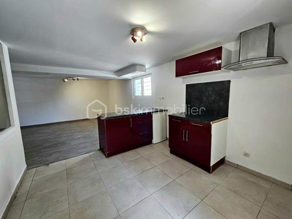 BOURGES – Située à moins de 5 minutes à pied de l'UNIVERSITÉ, découvrez une MAISON aux MULTIPLES POSSIBILITÉS !

Sur une magnifique PARCELLE de 1 024 m², laissez-vous séduire par cette maison de 177 m² habitables, offrant de BEAUX VOLUMES et un POTENTIEL qui ne demande qu'à être révélé.

Dès l'entrée, vous découvrirez une agréable PIÈCE DE VIE d'environ 30 m² comprenant l'entrée, le salon / séjour, réchauffée par une CHEMINÉE INSERT dont la chaleur est intelligemment répartie dans plusieurs pièces de la maison grâce à un système de GAINES DE DISTRIBUTION.

Dans son prolongement, une CUISINE AMÉNAGÉE ET ÉQUIPÉE d'environ 13 m² vous attend avec sa plaque de cuisson gaz, sa hotte, son four et son lave-vaisselle.

Ce niveau accueille également un BUREAU de 8 m², idéal pour le télétravail, ainsi que TROIS CHAMBRES d'environ 11 m², 10 m² et 9 m², une SALLE DE BAINS et un WC INDÉPENDANT.

À l'étage, un vaste DÉGAGEMENT d'environ 15 m² dessert DEUX CHAMBRES supplémentaires d'environ 9 m² chacune, une SALLE D'EAU avec WC ainsi qu'un GRENIER.

Le SOUS-SOL COMPLET constitue un véritable atout. Vous y trouverez un GRAND GARAGE de 52 m², une BUANDERIE avec SALLE D'EAU d'environ 11,5 m², un WC INDÉPENDANT ainsi qu'un STUDIO d'environ 28 m², équipé de son coin cuisine et bénéficiant de son PROPRE ACCÈS EXTÉRIEUR.

Véritable VALEUR AJOUTÉE de cette propriété, ce STUDIO avec ACCÈS INDÉPENDANT bénéficie également d'un petit SAS D'ACCUEIL, un véritable atout pour l'exercice d'une ACTIVITÉ PROFESSIONNELLE en permettant de recevoir la clientèle dans un espace dédié. Il pourra également accueillir votre FAMILLE ou vos AMIS tout en leur offrant leur propre INTIMITÉ et une réelle AUTONOMIE, ou encore être aménagé en LOGEMENT LOCATIF afin de répondre à la forte DEMANDE ÉTUDIANTE grâce à la proximité immédiate de l'UNIVERSITÉ de Bourges.

À l'extérieur, le charme opère immédiatement.
Le terrain, entièrement CLOS et ARBORÉ, offre de nombreux espaces de stationnement, un SECOND GARAGE d'environ 14 m² et un ABRI attenant à la maison de 14 m². Il est également traversé, en fond de parcelle, par le LANGIS, petit cours d'eau participant à l'alimentation des emblématiques MARAIS DE BOURGES. Une présence discrète qui confère à cette propriété une atmosphère paisible, bucolique... et un véritable supplément d'âme.

Côté CONFORT, la maison dispose de MENUISERIES PVC DOUBLE VITRAGE, de VOLETS ROULANTS ÉLECTRIQUES, y compris sur les VELUX, d'un chauffage assuré par la CHEMINÉE INSERT complétée par des RADIATEURS ÉLECTRIQUES. 
Raccordée au TOUT-À-L'ÉGOUT, la maison bénéficie également de la FIBRE OPTIQUE.

Quelques travaux de rafraîchissement et d'amélioration énergétique permettront de révéler tout le potentiel de cette propriété.

Que vous soyez à la recherche d'une MAISON FAMILIALE, d'un bien permettant d'allier HABITATION ET ACTIVITÉ PROFESSIONNELLE, ou encore d'un INVESTISSEMENT LOCATIF à proximité de l'université, cette maison saura répondre à vos attentes.

Au-delà des mètres carrés et des caractéristiques techniques, c'est son POTENTIEL qui marque les esprits. Une maison qui invite immédiatement à imaginer tout ce qu'elle peut devenir. Il ne vous reste plus qu'à venir la découvrir et à laisser, vous aussi, libre cours à votre imagination.