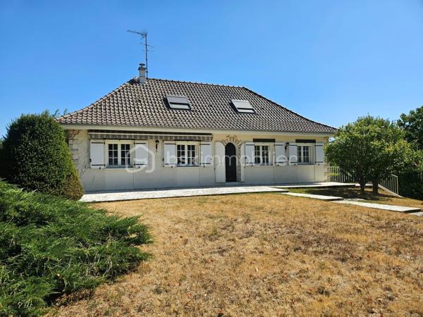 BOURGES – Située à moins de 5 minutes à pied de l'UNIVERSITÉ, découvrez une MAISON aux MULTIPLES POSSIBILITÉS !

Sur une magnifique PARCELLE de 1 024 m², laissez-vous séduire par cette maison de 177 m² habitables, offrant de BEAUX VOLUMES et un POTENTIEL qui ne demande qu'à être révélé.

Dès l'entrée, vous découvrirez une agréable PIÈCE DE VIE d'environ 30 m² comprenant l'entrée, le salon / séjour, réchauffée par une CHEMINÉE INSERT dont la chaleur est intelligemment répartie dans plusieurs pièces de la maison grâce à un système de GAINES DE DISTRIBUTION.

Dans son prolongement, une CUISINE AMÉNAGÉE ET ÉQUIPÉE d'environ 13 m² vous attend avec sa plaque de cuisson gaz, sa hotte, son four et son lave-vaisselle.

Ce niveau accueille également un BUREAU de 8 m², idéal pour le télétravail, ainsi que TROIS CHAMBRES d'environ 11 m², 10 m² et 9 m², une SALLE DE BAINS et un WC INDÉPENDANT.

À l'étage, un vaste DÉGAGEMENT d'environ 15 m² dessert DEUX CHAMBRES supplémentaires d'environ 9 m² chacune, une SALLE D'EAU avec WC ainsi qu'un GRENIER.

Le SOUS-SOL COMPLET constitue un véritable atout. Vous y trouverez un GRAND GARAGE de 52 m², une BUANDERIE avec SALLE D'EAU d'environ 11,5 m², un WC INDÉPENDANT ainsi qu'un STUDIO d'environ 28 m², équipé de son coin cuisine et bénéficiant de son PROPRE ACCÈS EXTÉRIEUR.

Véritable VALEUR AJOUTÉE de cette propriété, ce STUDIO avec ACCÈS INDÉPENDANT bénéficie également d'un petit SAS D'ACCUEIL, un véritable atout pour l'exercice d'une ACTIVITÉ PROFESSIONNELLE en permettant de recevoir la clientèle dans un espace dédié. Il pourra également accueillir votre FAMILLE ou vos AMIS tout en leur offrant leur propre INTIMITÉ et une réelle AUTONOMIE, ou encore être aménagé en LOGEMENT LOCATIF afin de répondre à la forte DEMANDE ÉTUDIANTE grâce à la proximité immédiate de l'UNIVERSITÉ de Bourges.

À l'extérieur, le charme opère immédiatement.
Le terrain, entièrement CLOS et ARBORÉ, offre de nombreux espaces de stationnement, un SECOND GARAGE d'environ 14 m² et un ABRI attenant à la maison de 14 m². Il est également traversé, en fond de parcelle, par le LANGIS, petit cours d'eau participant à l'alimentation des emblématiques MARAIS DE BOURGES. Une présence discrète qui confère à cette propriété une atmosphère paisible, bucolique... et un véritable supplément d'âme.

Côté CONFORT, la maison dispose de MENUISERIES PVC DOUBLE VITRAGE, de VOLETS ROULANTS ÉLECTRIQUES, y compris sur les VELUX, d'un chauffage assuré par la CHEMINÉE INSERT complétée par des RADIATEURS ÉLECTRIQUES. 
Raccordée au TOUT-À-L'ÉGOUT, la maison bénéficie également de la FIBRE OPTIQUE.

Quelques travaux de rafraîchissement et d'amélioration énergétique permettront de révéler tout le potentiel de cette propriété.

Que vous soyez à la recherche d'une MAISON FAMILIALE, d'un bien permettant d'allier HABITATION ET ACTIVITÉ PROFESSIONNELLE, ou encore d'un INVESTISSEMENT LOCATIF à proximité de l'université, cette maison saura répondre à vos attentes.

Au-delà des mètres carrés et des caractéristiques techniques, c'est son POTENTIEL qui marque les esprits. Une maison qui invite immédiatement à imaginer tout ce qu'elle peut devenir. Il ne vous reste plus qu'à venir la découvrir et à laisser, vous aussi, libre cours à votre imagination.