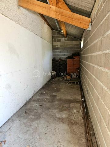 BOURGES – Située à moins de 5 minutes à pied de l'UNIVERSITÉ, découvrez une MAISON aux MULTIPLES POSSIBILITÉS !

Sur une magnifique PARCELLE de 1 024 m², laissez-vous séduire par cette maison de 177 m² habitables, offrant de BEAUX VOLUMES et un POTENTIEL qui ne demande qu'à être révélé.

Dès l'entrée, vous découvrirez une agréable PIÈCE DE VIE d'environ 30 m² comprenant l'entrée, le salon / séjour, réchauffée par une CHEMINÉE INSERT dont la chaleur est intelligemment répartie dans plusieurs pièces de la maison grâce à un système de GAINES DE DISTRIBUTION.

Dans son prolongement, une CUISINE AMÉNAGÉE ET ÉQUIPÉE d'environ 13 m² vous attend avec sa plaque de cuisson gaz, sa hotte, son four et son lave-vaisselle.

Ce niveau accueille également un BUREAU de 8 m², idéal pour le télétravail, ainsi que TROIS CHAMBRES d'environ 11 m², 10 m² et 9 m², une SALLE DE BAINS et un WC INDÉPENDANT.

À l'étage, un vaste DÉGAGEMENT d'environ 15 m² dessert DEUX CHAMBRES supplémentaires d'environ 9 m² chacune, une SALLE D'EAU avec WC ainsi qu'un GRENIER.

Le SOUS-SOL COMPLET constitue un véritable atout. Vous y trouverez un GRAND GARAGE de 52 m², une BUANDERIE avec SALLE D'EAU d'environ 11,5 m², un WC INDÉPENDANT ainsi qu'un STUDIO d'environ 28 m², équipé de son coin cuisine et bénéficiant de son PROPRE ACCÈS EXTÉRIEUR.

Véritable VALEUR AJOUTÉE de cette propriété, ce STUDIO avec ACCÈS INDÉPENDANT bénéficie également d'un petit SAS D'ACCUEIL, un véritable atout pour l'exercice d'une ACTIVITÉ PROFESSIONNELLE en permettant de recevoir la clientèle dans un espace dédié. Il pourra également accueillir votre FAMILLE ou vos AMIS tout en leur offrant leur propre INTIMITÉ et une réelle AUTONOMIE, ou encore être aménagé en LOGEMENT LOCATIF afin de répondre à la forte DEMANDE ÉTUDIANTE grâce à la proximité immédiate de l'UNIVERSITÉ de Bourges.

À l'extérieur, le charme opère immédiatement.
Le terrain, entièrement CLOS et ARBORÉ, offre de nombreux espaces de stationnement, un SECOND GARAGE d'environ 14 m² et un ABRI attenant à la maison de 14 m². Il est également traversé, en fond de parcelle, par le LANGIS, petit cours d'eau participant à l'alimentation des emblématiques MARAIS DE BOURGES. Une présence discrète qui confère à cette propriété une atmosphère paisible, bucolique... et un véritable supplément d'âme.

Côté CONFORT, la maison dispose de MENUISERIES PVC DOUBLE VITRAGE, de VOLETS ROULANTS ÉLECTRIQUES, y compris sur les VELUX, d'un chauffage assuré par la CHEMINÉE INSERT complétée par des RADIATEURS ÉLECTRIQUES. 
Raccordée au TOUT-À-L'ÉGOUT, la maison bénéficie également de la FIBRE OPTIQUE.

Quelques travaux de rafraîchissement et d'amélioration énergétique permettront de révéler tout le potentiel de cette propriété.

Que vous soyez à la recherche d'une MAISON FAMILIALE, d'un bien permettant d'allier HABITATION ET ACTIVITÉ PROFESSIONNELLE, ou encore d'un INVESTISSEMENT LOCATIF à proximité de l'université, cette maison saura répondre à vos attentes.

Au-delà des mètres carrés et des caractéristiques techniques, c'est son POTENTIEL qui marque les esprits. Une maison qui invite immédiatement à imaginer tout ce qu'elle peut devenir. Il ne vous reste plus qu'à venir la découvrir et à laisser, vous aussi, libre cours à votre imagination.