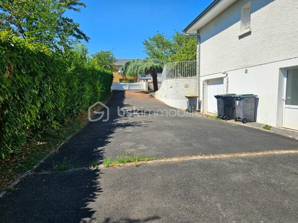 BOURGES – Située à moins de 5 minutes à pied de l'UNIVERSITÉ, découvrez une MAISON aux MULTIPLES POSSIBILITÉS !

Sur une magnifique PARCELLE de 1 024 m², laissez-vous séduire par cette maison de 177 m² habitables, offrant de BEAUX VOLUMES et un POTENTIEL qui ne demande qu'à être révélé.

Dès l'entrée, vous découvrirez une agréable PIÈCE DE VIE d'environ 30 m² comprenant l'entrée, le salon / séjour, réchauffée par une CHEMINÉE INSERT dont la chaleur est intelligemment répartie dans plusieurs pièces de la maison grâce à un système de GAINES DE DISTRIBUTION.

Dans son prolongement, une CUISINE AMÉNAGÉE ET ÉQUIPÉE d'environ 13 m² vous attend avec sa plaque de cuisson gaz, sa hotte, son four et son lave-vaisselle.

Ce niveau accueille également un BUREAU de 8 m², idéal pour le télétravail, ainsi que TROIS CHAMBRES d'environ 11 m², 10 m² et 9 m², une SALLE DE BAINS et un WC INDÉPENDANT.

À l'étage, un vaste DÉGAGEMENT d'environ 15 m² dessert DEUX CHAMBRES supplémentaires d'environ 9 m² chacune, une SALLE D'EAU avec WC ainsi qu'un GRENIER.

Le SOUS-SOL COMPLET constitue un véritable atout. Vous y trouverez un GRAND GARAGE de 52 m², une BUANDERIE avec SALLE D'EAU d'environ 11,5 m², un WC INDÉPENDANT ainsi qu'un STUDIO d'environ 28 m², équipé de son coin cuisine et bénéficiant de son PROPRE ACCÈS EXTÉRIEUR.

Véritable VALEUR AJOUTÉE de cette propriété, ce STUDIO avec ACCÈS INDÉPENDANT bénéficie également d'un petit SAS D'ACCUEIL, un véritable atout pour l'exercice d'une ACTIVITÉ PROFESSIONNELLE en permettant de recevoir la clientèle dans un espace dédié. Il pourra également accueillir votre FAMILLE ou vos AMIS tout en leur offrant leur propre INTIMITÉ et une réelle AUTONOMIE, ou encore être aménagé en LOGEMENT LOCATIF afin de répondre à la forte DEMANDE ÉTUDIANTE grâce à la proximité immédiate de l'UNIVERSITÉ de Bourges.

À l'extérieur, le charme opère immédiatement.
Le terrain, entièrement CLOS et ARBORÉ, offre de nombreux espaces de stationnement, un SECOND GARAGE d'environ 14 m² et un ABRI attenant à la maison de 14 m². Il est également traversé, en fond de parcelle, par le LANGIS, petit cours d'eau participant à l'alimentation des emblématiques MARAIS DE BOURGES. Une présence discrète qui confère à cette propriété une atmosphère paisible, bucolique... et un véritable supplément d'âme.

Côté CONFORT, la maison dispose de MENUISERIES PVC DOUBLE VITRAGE, de VOLETS ROULANTS ÉLECTRIQUES, y compris sur les VELUX, d'un chauffage assuré par la CHEMINÉE INSERT complétée par des RADIATEURS ÉLECTRIQUES. 
Raccordée au TOUT-À-L'ÉGOUT, la maison bénéficie également de la FIBRE OPTIQUE.

Quelques travaux de rafraîchissement et d'amélioration énergétique permettront de révéler tout le potentiel de cette propriété.

Que vous soyez à la recherche d'une MAISON FAMILIALE, d'un bien permettant d'allier HABITATION ET ACTIVITÉ PROFESSIONNELLE, ou encore d'un INVESTISSEMENT LOCATIF à proximité de l'université, cette maison saura répondre à vos attentes.

Au-delà des mètres carrés et des caractéristiques techniques, c'est son POTENTIEL qui marque les esprits. Une maison qui invite immédiatement à imaginer tout ce qu'elle peut devenir. Il ne vous reste plus qu'à venir la découvrir et à laisser, vous aussi, libre cours à votre imagination.