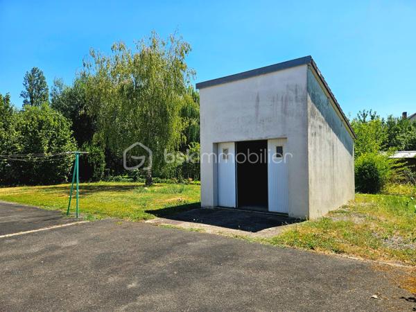 BOURGES – Située à moins de 5 minutes à pied de l'UNIVERSITÉ, découvrez une MAISON aux MULTIPLES POSSIBILITÉS !

Sur une magnifique PARCELLE de 1 024 m², laissez-vous séduire par cette maison de 177 m² habitables, offrant de BEAUX VOLUMES et un POTENTIEL qui ne demande qu'à être révélé.

Dès l'entrée, vous découvrirez une agréable PIÈCE DE VIE d'environ 30 m² comprenant l'entrée, le salon / séjour, réchauffée par une CHEMINÉE INSERT dont la chaleur est intelligemment répartie dans plusieurs pièces de la maison grâce à un système de GAINES DE DISTRIBUTION.

Dans son prolongement, une CUISINE AMÉNAGÉE ET ÉQUIPÉE d'environ 13 m² vous attend avec sa plaque de cuisson gaz, sa hotte, son four et son lave-vaisselle.

Ce niveau accueille également un BUREAU de 8 m², idéal pour le télétravail, ainsi que TROIS CHAMBRES d'environ 11 m², 10 m² et 9 m², une SALLE DE BAINS et un WC INDÉPENDANT.

À l'étage, un vaste DÉGAGEMENT d'environ 15 m² dessert DEUX CHAMBRES supplémentaires d'environ 9 m² chacune, une SALLE D'EAU avec WC ainsi qu'un GRENIER.

Le SOUS-SOL COMPLET constitue un véritable atout. Vous y trouverez un GRAND GARAGE de 52 m², une BUANDERIE avec SALLE D'EAU d'environ 11,5 m², un WC INDÉPENDANT ainsi qu'un STUDIO d'environ 28 m², équipé de son coin cuisine et bénéficiant de son PROPRE ACCÈS EXTÉRIEUR.

Véritable VALEUR AJOUTÉE de cette propriété, ce STUDIO avec ACCÈS INDÉPENDANT bénéficie également d'un petit SAS D'ACCUEIL, un véritable atout pour l'exercice d'une ACTIVITÉ PROFESSIONNELLE en permettant de recevoir la clientèle dans un espace dédié. Il pourra également accueillir votre FAMILLE ou vos AMIS tout en leur offrant leur propre INTIMITÉ et une réelle AUTONOMIE, ou encore être aménagé en LOGEMENT LOCATIF afin de répondre à la forte DEMANDE ÉTUDIANTE grâce à la proximité immédiate de l'UNIVERSITÉ de Bourges.

À l'extérieur, le charme opère immédiatement.
Le terrain, entièrement CLOS et ARBORÉ, offre de nombreux espaces de stationnement, un SECOND GARAGE d'environ 14 m² et un ABRI attenant à la maison de 14 m². Il est également traversé, en fond de parcelle, par le LANGIS, petit cours d'eau participant à l'alimentation des emblématiques MARAIS DE BOURGES. Une présence discrète qui confère à cette propriété une atmosphère paisible, bucolique... et un véritable supplément d'âme.

Côté CONFORT, la maison dispose de MENUISERIES PVC DOUBLE VITRAGE, de VOLETS ROULANTS ÉLECTRIQUES, y compris sur les VELUX, d'un chauffage assuré par la CHEMINÉE INSERT complétée par des RADIATEURS ÉLECTRIQUES. 
Raccordée au TOUT-À-L'ÉGOUT, la maison bénéficie également de la FIBRE OPTIQUE.

Quelques travaux de rafraîchissement et d'amélioration énergétique permettront de révéler tout le potentiel de cette propriété.

Que vous soyez à la recherche d'une MAISON FAMILIALE, d'un bien permettant d'allier HABITATION ET ACTIVITÉ PROFESSIONNELLE, ou encore d'un INVESTISSEMENT LOCATIF à proximité de l'université, cette maison saura répondre à vos attentes.

Au-delà des mètres carrés et des caractéristiques techniques, c'est son POTENTIEL qui marque les esprits. Une maison qui invite immédiatement à imaginer tout ce qu'elle peut devenir. Il ne vous reste plus qu'à venir la découvrir et à laisser, vous aussi, libre cours à votre imagination.