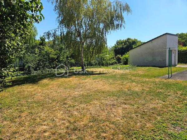 BOURGES – Située à moins de 5 minutes à pied de l'UNIVERSITÉ, découvrez une MAISON aux MULTIPLES POSSIBILITÉS !

Sur une magnifique PARCELLE de 1 024 m², laissez-vous séduire par cette maison de 177 m² habitables, offrant de BEAUX VOLUMES et un POTENTIEL qui ne demande qu'à être révélé.

Dès l'entrée, vous découvrirez une agréable PIÈCE DE VIE d'environ 30 m² comprenant l'entrée, le salon / séjour, réchauffée par une CHEMINÉE INSERT dont la chaleur est intelligemment répartie dans plusieurs pièces de la maison grâce à un système de GAINES DE DISTRIBUTION.

Dans son prolongement, une CUISINE AMÉNAGÉE ET ÉQUIPÉE d'environ 13 m² vous attend avec sa plaque de cuisson gaz, sa hotte, son four et son lave-vaisselle.

Ce niveau accueille également un BUREAU de 8 m², idéal pour le télétravail, ainsi que TROIS CHAMBRES d'environ 11 m², 10 m² et 9 m², une SALLE DE BAINS et un WC INDÉPENDANT.

À l'étage, un vaste DÉGAGEMENT d'environ 15 m² dessert DEUX CHAMBRES supplémentaires d'environ 9 m² chacune, une SALLE D'EAU avec WC ainsi qu'un GRENIER.

Le SOUS-SOL COMPLET constitue un véritable atout. Vous y trouverez un GRAND GARAGE de 52 m², une BUANDERIE avec SALLE D'EAU d'environ 11,5 m², un WC INDÉPENDANT ainsi qu'un STUDIO d'environ 28 m², équipé de son coin cuisine et bénéficiant de son PROPRE ACCÈS EXTÉRIEUR.

Véritable VALEUR AJOUTÉE de cette propriété, ce STUDIO avec ACCÈS INDÉPENDANT bénéficie également d'un petit SAS D'ACCUEIL, un véritable atout pour l'exercice d'une ACTIVITÉ PROFESSIONNELLE en permettant de recevoir la clientèle dans un espace dédié. Il pourra également accueillir votre FAMILLE ou vos AMIS tout en leur offrant leur propre INTIMITÉ et une réelle AUTONOMIE, ou encore être aménagé en LOGEMENT LOCATIF afin de répondre à la forte DEMANDE ÉTUDIANTE grâce à la proximité immédiate de l'UNIVERSITÉ de Bourges.

À l'extérieur, le charme opère immédiatement.
Le terrain, entièrement CLOS et ARBORÉ, offre de nombreux espaces de stationnement, un SECOND GARAGE d'environ 14 m² et un ABRI attenant à la maison de 14 m². Il est également traversé, en fond de parcelle, par le LANGIS, petit cours d'eau participant à l'alimentation des emblématiques MARAIS DE BOURGES. Une présence discrète qui confère à cette propriété une atmosphère paisible, bucolique... et un véritable supplément d'âme.

Côté CONFORT, la maison dispose de MENUISERIES PVC DOUBLE VITRAGE, de VOLETS ROULANTS ÉLECTRIQUES, y compris sur les VELUX, d'un chauffage assuré par la CHEMINÉE INSERT complétée par des RADIATEURS ÉLECTRIQUES. 
Raccordée au TOUT-À-L'ÉGOUT, la maison bénéficie également de la FIBRE OPTIQUE.

Quelques travaux de rafraîchissement et d'amélioration énergétique permettront de révéler tout le potentiel de cette propriété.

Que vous soyez à la recherche d'une MAISON FAMILIALE, d'un bien permettant d'allier HABITATION ET ACTIVITÉ PROFESSIONNELLE, ou encore d'un INVESTISSEMENT LOCATIF à proximité de l'université, cette maison saura répondre à vos attentes.

Au-delà des mètres carrés et des caractéristiques techniques, c'est son POTENTIEL qui marque les esprits. Une maison qui invite immédiatement à imaginer tout ce qu'elle peut devenir. Il ne vous reste plus qu'à venir la découvrir et à laisser, vous aussi, libre cours à votre imagination.
