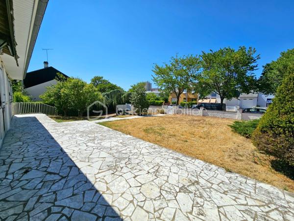 BOURGES – Située à moins de 5 minutes à pied de l'UNIVERSITÉ, découvrez une MAISON aux MULTIPLES POSSIBILITÉS !

Sur une magnifique PARCELLE de 1 024 m², laissez-vous séduire par cette maison de 177 m² habitables, offrant de BEAUX VOLUMES et un POTENTIEL qui ne demande qu'à être révélé.

Dès l'entrée, vous découvrirez une agréable PIÈCE DE VIE d'environ 30 m² comprenant l'entrée, le salon / séjour, réchauffée par une CHEMINÉE INSERT dont la chaleur est intelligemment répartie dans plusieurs pièces de la maison grâce à un système de GAINES DE DISTRIBUTION.

Dans son prolongement, une CUISINE AMÉNAGÉE ET ÉQUIPÉE d'environ 13 m² vous attend avec sa plaque de cuisson gaz, sa hotte, son four et son lave-vaisselle.

Ce niveau accueille également un BUREAU de 8 m², idéal pour le télétravail, ainsi que TROIS CHAMBRES d'environ 11 m², 10 m² et 9 m², une SALLE DE BAINS et un WC INDÉPENDANT.

À l'étage, un vaste DÉGAGEMENT d'environ 15 m² dessert DEUX CHAMBRES supplémentaires d'environ 9 m² chacune, une SALLE D'EAU avec WC ainsi qu'un GRENIER.

Le SOUS-SOL COMPLET constitue un véritable atout. Vous y trouverez un GRAND GARAGE de 52 m², une BUANDERIE avec SALLE D'EAU d'environ 11,5 m², un WC INDÉPENDANT ainsi qu'un STUDIO d'environ 28 m², équipé de son coin cuisine et bénéficiant de son PROPRE ACCÈS EXTÉRIEUR.

Véritable VALEUR AJOUTÉE de cette propriété, ce STUDIO avec ACCÈS INDÉPENDANT bénéficie également d'un petit SAS D'ACCUEIL, un véritable atout pour l'exercice d'une ACTIVITÉ PROFESSIONNELLE en permettant de recevoir la clientèle dans un espace dédié. Il pourra également accueillir votre FAMILLE ou vos AMIS tout en leur offrant leur propre INTIMITÉ et une réelle AUTONOMIE, ou encore être aménagé en LOGEMENT LOCATIF afin de répondre à la forte DEMANDE ÉTUDIANTE grâce à la proximité immédiate de l'UNIVERSITÉ de Bourges.

À l'extérieur, le charme opère immédiatement.
Le terrain, entièrement CLOS et ARBORÉ, offre de nombreux espaces de stationnement, un SECOND GARAGE d'environ 14 m² et un ABRI attenant à la maison de 14 m². Il est également traversé, en fond de parcelle, par le LANGIS, petit cours d'eau participant à l'alimentation des emblématiques MARAIS DE BOURGES. Une présence discrète qui confère à cette propriété une atmosphère paisible, bucolique... et un véritable supplément d'âme.

Côté CONFORT, la maison dispose de MENUISERIES PVC DOUBLE VITRAGE, de VOLETS ROULANTS ÉLECTRIQUES, y compris sur les VELUX, d'un chauffage assuré par la CHEMINÉE INSERT complétée par des RADIATEURS ÉLECTRIQUES. 
Raccordée au TOUT-À-L'ÉGOUT, la maison bénéficie également de la FIBRE OPTIQUE.

Quelques travaux de rafraîchissement et d'amélioration énergétique permettront de révéler tout le potentiel de cette propriété.

Que vous soyez à la recherche d'une MAISON FAMILIALE, d'un bien permettant d'allier HABITATION ET ACTIVITÉ PROFESSIONNELLE, ou encore d'un INVESTISSEMENT LOCATIF à proximité de l'université, cette maison saura répondre à vos attentes.

Au-delà des mètres carrés et des caractéristiques techniques, c'est son POTENTIEL qui marque les esprits. Une maison qui invite immédiatement à imaginer tout ce qu'elle peut devenir. Il ne vous reste plus qu'à venir la découvrir et à laisser, vous aussi, libre cours à votre imagination.