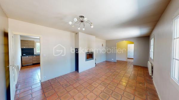 BOURGES – Située à moins de 5 minutes à pied de l'UNIVERSITÉ, découvrez une MAISON aux MULTIPLES POSSIBILITÉS !

Sur une magnifique PARCELLE de 1 024 m², laissez-vous séduire par cette maison de 177 m² habitables, offrant de BEAUX VOLUMES et un POTENTIEL qui ne demande qu'à être révélé.

Dès l'entrée, vous découvrirez une agréable PIÈCE DE VIE d'environ 30 m² comprenant l'entrée, le salon / séjour, réchauffée par une CHEMINÉE INSERT dont la chaleur est intelligemment répartie dans plusieurs pièces de la maison grâce à un système de GAINES DE DISTRIBUTION.

Dans son prolongement, une CUISINE AMÉNAGÉE ET ÉQUIPÉE d'environ 13 m² vous attend avec sa plaque de cuisson gaz, sa hotte, son four et son lave-vaisselle.

Ce niveau accueille également un BUREAU de 8 m², idéal pour le télétravail, ainsi que TROIS CHAMBRES d'environ 11 m², 10 m² et 9 m², une SALLE DE BAINS et un WC INDÉPENDANT.

À l'étage, un vaste DÉGAGEMENT d'environ 15 m² dessert DEUX CHAMBRES supplémentaires d'environ 9 m² chacune, une SALLE D'EAU avec WC ainsi qu'un GRENIER.

Le SOUS-SOL COMPLET constitue un véritable atout. Vous y trouverez un GRAND GARAGE de 52 m², une BUANDERIE avec SALLE D'EAU d'environ 11,5 m², un WC INDÉPENDANT ainsi qu'un STUDIO d'environ 28 m², équipé de son coin cuisine et bénéficiant de son PROPRE ACCÈS EXTÉRIEUR.

Véritable VALEUR AJOUTÉE de cette propriété, ce STUDIO avec ACCÈS INDÉPENDANT bénéficie également d'un petit SAS D'ACCUEIL, un véritable atout pour l'exercice d'une ACTIVITÉ PROFESSIONNELLE en permettant de recevoir la clientèle dans un espace dédié. Il pourra également accueillir votre FAMILLE ou vos AMIS tout en leur offrant leur propre INTIMITÉ et une réelle AUTONOMIE, ou encore être aménagé en LOGEMENT LOCATIF afin de répondre à la forte DEMANDE ÉTUDIANTE grâce à la proximité immédiate de l'UNIVERSITÉ de Bourges.

À l'extérieur, le charme opère immédiatement.
Le terrain, entièrement CLOS et ARBORÉ, offre de nombreux espaces de stationnement, un SECOND GARAGE d'environ 14 m² et un ABRI attenant à la maison de 14 m². Il est également traversé, en fond de parcelle, par le LANGIS, petit cours d'eau participant à l'alimentation des emblématiques MARAIS DE BOURGES. Une présence discrète qui confère à cette propriété une atmosphère paisible, bucolique... et un véritable supplément d'âme.

Côté CONFORT, la maison dispose de MENUISERIES PVC DOUBLE VITRAGE, de VOLETS ROULANTS ÉLECTRIQUES, y compris sur les VELUX, d'un chauffage assuré par la CHEMINÉE INSERT complétée par des RADIATEURS ÉLECTRIQUES. 
Raccordée au TOUT-À-L'ÉGOUT, la maison bénéficie également de la FIBRE OPTIQUE.

Quelques travaux de rafraîchissement et d'amélioration énergétique permettront de révéler tout le potentiel de cette propriété.

Que vous soyez à la recherche d'une MAISON FAMILIALE, d'un bien permettant d'allier HABITATION ET ACTIVITÉ PROFESSIONNELLE, ou encore d'un INVESTISSEMENT LOCATIF à proximité de l'université, cette maison saura répondre à vos attentes.

Au-delà des mètres carrés et des caractéristiques techniques, c'est son POTENTIEL qui marque les esprits. Une maison qui invite immédiatement à imaginer tout ce qu'elle peut devenir. Il ne vous reste plus qu'à venir la découvrir et à laisser, vous aussi, libre cours à votre imagination.