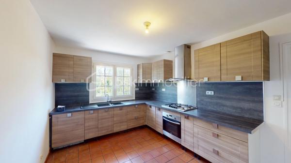 BOURGES – Située à moins de 5 minutes à pied de l'UNIVERSITÉ, découvrez une MAISON aux MULTIPLES POSSIBILITÉS !

Sur une magnifique PARCELLE de 1 024 m², laissez-vous séduire par cette maison de 177 m² habitables, offrant de BEAUX VOLUMES et un POTENTIEL qui ne demande qu'à être révélé.

Dès l'entrée, vous découvrirez une agréable PIÈCE DE VIE d'environ 30 m² comprenant l'entrée, le salon / séjour, réchauffée par une CHEMINÉE INSERT dont la chaleur est intelligemment répartie dans plusieurs pièces de la maison grâce à un système de GAINES DE DISTRIBUTION.

Dans son prolongement, une CUISINE AMÉNAGÉE ET ÉQUIPÉE d'environ 13 m² vous attend avec sa plaque de cuisson gaz, sa hotte, son four et son lave-vaisselle.

Ce niveau accueille également un BUREAU de 8 m², idéal pour le télétravail, ainsi que TROIS CHAMBRES d'environ 11 m², 10 m² et 9 m², une SALLE DE BAINS et un WC INDÉPENDANT.

À l'étage, un vaste DÉGAGEMENT d'environ 15 m² dessert DEUX CHAMBRES supplémentaires d'environ 9 m² chacune, une SALLE D'EAU avec WC ainsi qu'un GRENIER.

Le SOUS-SOL COMPLET constitue un véritable atout. Vous y trouverez un GRAND GARAGE de 52 m², une BUANDERIE avec SALLE D'EAU d'environ 11,5 m², un WC INDÉPENDANT ainsi qu'un STUDIO d'environ 28 m², équipé de son coin cuisine et bénéficiant de son PROPRE ACCÈS EXTÉRIEUR.

Véritable VALEUR AJOUTÉE de cette propriété, ce STUDIO avec ACCÈS INDÉPENDANT bénéficie également d'un petit SAS D'ACCUEIL, un véritable atout pour l'exercice d'une ACTIVITÉ PROFESSIONNELLE en permettant de recevoir la clientèle dans un espace dédié. Il pourra également accueillir votre FAMILLE ou vos AMIS tout en leur offrant leur propre INTIMITÉ et une réelle AUTONOMIE, ou encore être aménagé en LOGEMENT LOCATIF afin de répondre à la forte DEMANDE ÉTUDIANTE grâce à la proximité immédiate de l'UNIVERSITÉ de Bourges.

À l'extérieur, le charme opère immédiatement.
Le terrain, entièrement CLOS et ARBORÉ, offre de nombreux espaces de stationnement, un SECOND GARAGE d'environ 14 m² et un ABRI attenant à la maison de 14 m². Il est également traversé, en fond de parcelle, par le LANGIS, petit cours d'eau participant à l'alimentation des emblématiques MARAIS DE BOURGES. Une présence discrète qui confère à cette propriété une atmosphère paisible, bucolique... et un véritable supplément d'âme.

Côté CONFORT, la maison dispose de MENUISERIES PVC DOUBLE VITRAGE, de VOLETS ROULANTS ÉLECTRIQUES, y compris sur les VELUX, d'un chauffage assuré par la CHEMINÉE INSERT complétée par des RADIATEURS ÉLECTRIQUES. 
Raccordée au TOUT-À-L'ÉGOUT, la maison bénéficie également de la FIBRE OPTIQUE.

Quelques travaux de rafraîchissement et d'amélioration énergétique permettront de révéler tout le potentiel de cette propriété.

Que vous soyez à la recherche d'une MAISON FAMILIALE, d'un bien permettant d'allier HABITATION ET ACTIVITÉ PROFESSIONNELLE, ou encore d'un INVESTISSEMENT LOCATIF à proximité de l'université, cette maison saura répondre à vos attentes.

Au-delà des mètres carrés et des caractéristiques techniques, c'est son POTENTIEL qui marque les esprits. Une maison qui invite immédiatement à imaginer tout ce qu'elle peut devenir. Il ne vous reste plus qu'à venir la découvrir et à laisser, vous aussi, libre cours à votre imagination.