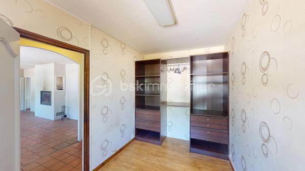 BOURGES – Située à moins de 5 minutes à pied de l'UNIVERSITÉ, découvrez une MAISON aux MULTIPLES POSSIBILITÉS !

Sur une magnifique PARCELLE de 1 024 m², laissez-vous séduire par cette maison de 177 m² habitables, offrant de BEAUX VOLUMES et un POTENTIEL qui ne demande qu'à être révélé.

Dès l'entrée, vous découvrirez une agréable PIÈCE DE VIE d'environ 30 m² comprenant l'entrée, le salon / séjour, réchauffée par une CHEMINÉE INSERT dont la chaleur est intelligemment répartie dans plusieurs pièces de la maison grâce à un système de GAINES DE DISTRIBUTION.

Dans son prolongement, une CUISINE AMÉNAGÉE ET ÉQUIPÉE d'environ 13 m² vous attend avec sa plaque de cuisson gaz, sa hotte, son four et son lave-vaisselle.

Ce niveau accueille également un BUREAU de 8 m², idéal pour le télétravail, ainsi que TROIS CHAMBRES d'environ 11 m², 10 m² et 9 m², une SALLE DE BAINS et un WC INDÉPENDANT.

À l'étage, un vaste DÉGAGEMENT d'environ 15 m² dessert DEUX CHAMBRES supplémentaires d'environ 9 m² chacune, une SALLE D'EAU avec WC ainsi qu'un GRENIER.

Le SOUS-SOL COMPLET constitue un véritable atout. Vous y trouverez un GRAND GARAGE de 52 m², une BUANDERIE avec SALLE D'EAU d'environ 11,5 m², un WC INDÉPENDANT ainsi qu'un STUDIO d'environ 28 m², équipé de son coin cuisine et bénéficiant de son PROPRE ACCÈS EXTÉRIEUR.

Véritable VALEUR AJOUTÉE de cette propriété, ce STUDIO avec ACCÈS INDÉPENDANT bénéficie également d'un petit SAS D'ACCUEIL, un véritable atout pour l'exercice d'une ACTIVITÉ PROFESSIONNELLE en permettant de recevoir la clientèle dans un espace dédié. Il pourra également accueillir votre FAMILLE ou vos AMIS tout en leur offrant leur propre INTIMITÉ et une réelle AUTONOMIE, ou encore être aménagé en LOGEMENT LOCATIF afin de répondre à la forte DEMANDE ÉTUDIANTE grâce à la proximité immédiate de l'UNIVERSITÉ de Bourges.

À l'extérieur, le charme opère immédiatement.
Le terrain, entièrement CLOS et ARBORÉ, offre de nombreux espaces de stationnement, un SECOND GARAGE d'environ 14 m² et un ABRI attenant à la maison de 14 m². Il est également traversé, en fond de parcelle, par le LANGIS, petit cours d'eau participant à l'alimentation des emblématiques MARAIS DE BOURGES. Une présence discrète qui confère à cette propriété une atmosphère paisible, bucolique... et un véritable supplément d'âme.

Côté CONFORT, la maison dispose de MENUISERIES PVC DOUBLE VITRAGE, de VOLETS ROULANTS ÉLECTRIQUES, y compris sur les VELUX, d'un chauffage assuré par la CHEMINÉE INSERT complétée par des RADIATEURS ÉLECTRIQUES. 
Raccordée au TOUT-À-L'ÉGOUT, la maison bénéficie également de la FIBRE OPTIQUE.

Quelques travaux de rafraîchissement et d'amélioration énergétique permettront de révéler tout le potentiel de cette propriété.

Que vous soyez à la recherche d'une MAISON FAMILIALE, d'un bien permettant d'allier HABITATION ET ACTIVITÉ PROFESSIONNELLE, ou encore d'un INVESTISSEMENT LOCATIF à proximité de l'université, cette maison saura répondre à vos attentes.

Au-delà des mètres carrés et des caractéristiques techniques, c'est son POTENTIEL qui marque les esprits. Une maison qui invite immédiatement à imaginer tout ce qu'elle peut devenir. Il ne vous reste plus qu'à venir la découvrir et à laisser, vous aussi, libre cours à votre imagination.