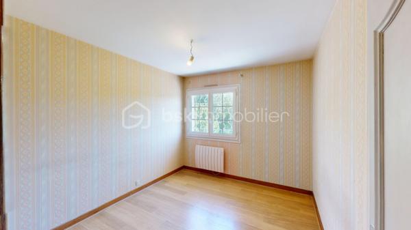 BOURGES – Située à moins de 5 minutes à pied de l'UNIVERSITÉ, découvrez une MAISON aux MULTIPLES POSSIBILITÉS !

Sur une magnifique PARCELLE de 1 024 m², laissez-vous séduire par cette maison de 177 m² habitables, offrant de BEAUX VOLUMES et un POTENTIEL qui ne demande qu'à être révélé.

Dès l'entrée, vous découvrirez une agréable PIÈCE DE VIE d'environ 30 m² comprenant l'entrée, le salon / séjour, réchauffée par une CHEMINÉE INSERT dont la chaleur est intelligemment répartie dans plusieurs pièces de la maison grâce à un système de GAINES DE DISTRIBUTION.

Dans son prolongement, une CUISINE AMÉNAGÉE ET ÉQUIPÉE d'environ 13 m² vous attend avec sa plaque de cuisson gaz, sa hotte, son four et son lave-vaisselle.

Ce niveau accueille également un BUREAU de 8 m², idéal pour le télétravail, ainsi que TROIS CHAMBRES d'environ 11 m², 10 m² et 9 m², une SALLE DE BAINS et un WC INDÉPENDANT.

À l'étage, un vaste DÉGAGEMENT d'environ 15 m² dessert DEUX CHAMBRES supplémentaires d'environ 9 m² chacune, une SALLE D'EAU avec WC ainsi qu'un GRENIER.

Le SOUS-SOL COMPLET constitue un véritable atout. Vous y trouverez un GRAND GARAGE de 52 m², une BUANDERIE avec SALLE D'EAU d'environ 11,5 m², un WC INDÉPENDANT ainsi qu'un STUDIO d'environ 28 m², équipé de son coin cuisine et bénéficiant de son PROPRE ACCÈS EXTÉRIEUR.

Véritable VALEUR AJOUTÉE de cette propriété, ce STUDIO avec ACCÈS INDÉPENDANT bénéficie également d'un petit SAS D'ACCUEIL, un véritable atout pour l'exercice d'une ACTIVITÉ PROFESSIONNELLE en permettant de recevoir la clientèle dans un espace dédié. Il pourra également accueillir votre FAMILLE ou vos AMIS tout en leur offrant leur propre INTIMITÉ et une réelle AUTONOMIE, ou encore être aménagé en LOGEMENT LOCATIF afin de répondre à la forte DEMANDE ÉTUDIANTE grâce à la proximité immédiate de l'UNIVERSITÉ de Bourges.

À l'extérieur, le charme opère immédiatement.
Le terrain, entièrement CLOS et ARBORÉ, offre de nombreux espaces de stationnement, un SECOND GARAGE d'environ 14 m² et un ABRI attenant à la maison de 14 m². Il est également traversé, en fond de parcelle, par le LANGIS, petit cours d'eau participant à l'alimentation des emblématiques MARAIS DE BOURGES. Une présence discrète qui confère à cette propriété une atmosphère paisible, bucolique... et un véritable supplément d'âme.

Côté CONFORT, la maison dispose de MENUISERIES PVC DOUBLE VITRAGE, de VOLETS ROULANTS ÉLECTRIQUES, y compris sur les VELUX, d'un chauffage assuré par la CHEMINÉE INSERT complétée par des RADIATEURS ÉLECTRIQUES. 
Raccordée au TOUT-À-L'ÉGOUT, la maison bénéficie également de la FIBRE OPTIQUE.

Quelques travaux de rafraîchissement et d'amélioration énergétique permettront de révéler tout le potentiel de cette propriété.

Que vous soyez à la recherche d'une MAISON FAMILIALE, d'un bien permettant d'allier HABITATION ET ACTIVITÉ PROFESSIONNELLE, ou encore d'un INVESTISSEMENT LOCATIF à proximité de l'université, cette maison saura répondre à vos attentes.

Au-delà des mètres carrés et des caractéristiques techniques, c'est son POTENTIEL qui marque les esprits. Une maison qui invite immédiatement à imaginer tout ce qu'elle peut devenir. Il ne vous reste plus qu'à venir la découvrir et à laisser, vous aussi, libre cours à votre imagination.