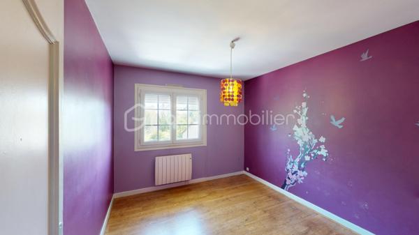 BOURGES – Située à moins de 5 minutes à pied de l'UNIVERSITÉ, découvrez une MAISON aux MULTIPLES POSSIBILITÉS !

Sur une magnifique PARCELLE de 1 024 m², laissez-vous séduire par cette maison de 177 m² habitables, offrant de BEAUX VOLUMES et un POTENTIEL qui ne demande qu'à être révélé.

Dès l'entrée, vous découvrirez une agréable PIÈCE DE VIE d'environ 30 m² comprenant l'entrée, le salon / séjour, réchauffée par une CHEMINÉE INSERT dont la chaleur est intelligemment répartie dans plusieurs pièces de la maison grâce à un système de GAINES DE DISTRIBUTION.

Dans son prolongement, une CUISINE AMÉNAGÉE ET ÉQUIPÉE d'environ 13 m² vous attend avec sa plaque de cuisson gaz, sa hotte, son four et son lave-vaisselle.

Ce niveau accueille également un BUREAU de 8 m², idéal pour le télétravail, ainsi que TROIS CHAMBRES d'environ 11 m², 10 m² et 9 m², une SALLE DE BAINS et un WC INDÉPENDANT.

À l'étage, un vaste DÉGAGEMENT d'environ 15 m² dessert DEUX CHAMBRES supplémentaires d'environ 9 m² chacune, une SALLE D'EAU avec WC ainsi qu'un GRENIER.

Le SOUS-SOL COMPLET constitue un véritable atout. Vous y trouverez un GRAND GARAGE de 52 m², une BUANDERIE avec SALLE D'EAU d'environ 11,5 m², un WC INDÉPENDANT ainsi qu'un STUDIO d'environ 28 m², équipé de son coin cuisine et bénéficiant de son PROPRE ACCÈS EXTÉRIEUR.

Véritable VALEUR AJOUTÉE de cette propriété, ce STUDIO avec ACCÈS INDÉPENDANT bénéficie également d'un petit SAS D'ACCUEIL, un véritable atout pour l'exercice d'une ACTIVITÉ PROFESSIONNELLE en permettant de recevoir la clientèle dans un espace dédié. Il pourra également accueillir votre FAMILLE ou vos AMIS tout en leur offrant leur propre INTIMITÉ et une réelle AUTONOMIE, ou encore être aménagé en LOGEMENT LOCATIF afin de répondre à la forte DEMANDE ÉTUDIANTE grâce à la proximité immédiate de l'UNIVERSITÉ de Bourges.

À l'extérieur, le charme opère immédiatement.
Le terrain, entièrement CLOS et ARBORÉ, offre de nombreux espaces de stationnement, un SECOND GARAGE d'environ 14 m² et un ABRI attenant à la maison de 14 m². Il est également traversé, en fond de parcelle, par le LANGIS, petit cours d'eau participant à l'alimentation des emblématiques MARAIS DE BOURGES. Une présence discrète qui confère à cette propriété une atmosphère paisible, bucolique... et un véritable supplément d'âme.

Côté CONFORT, la maison dispose de MENUISERIES PVC DOUBLE VITRAGE, de VOLETS ROULANTS ÉLECTRIQUES, y compris sur les VELUX, d'un chauffage assuré par la CHEMINÉE INSERT complétée par des RADIATEURS ÉLECTRIQUES. 
Raccordée au TOUT-À-L'ÉGOUT, la maison bénéficie également de la FIBRE OPTIQUE.

Quelques travaux de rafraîchissement et d'amélioration énergétique permettront de révéler tout le potentiel de cette propriété.

Que vous soyez à la recherche d'une MAISON FAMILIALE, d'un bien permettant d'allier HABITATION ET ACTIVITÉ PROFESSIONNELLE, ou encore d'un INVESTISSEMENT LOCATIF à proximité de l'université, cette maison saura répondre à vos attentes.

Au-delà des mètres carrés et des caractéristiques techniques, c'est son POTENTIEL qui marque les esprits. Une maison qui invite immédiatement à imaginer tout ce qu'elle peut devenir. Il ne vous reste plus qu'à venir la découvrir et à laisser, vous aussi, libre cours à votre imagination.