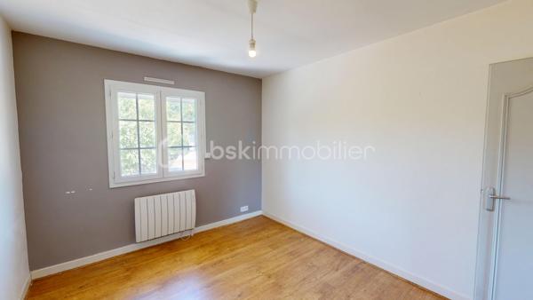 BOURGES – Située à moins de 5 minutes à pied de l'UNIVERSITÉ, découvrez une MAISON aux MULTIPLES POSSIBILITÉS !

Sur une magnifique PARCELLE de 1 024 m², laissez-vous séduire par cette maison de 177 m² habitables, offrant de BEAUX VOLUMES et un POTENTIEL qui ne demande qu'à être révélé.

Dès l'entrée, vous découvrirez une agréable PIÈCE DE VIE d'environ 30 m² comprenant l'entrée, le salon / séjour, réchauffée par une CHEMINÉE INSERT dont la chaleur est intelligemment répartie dans plusieurs pièces de la maison grâce à un système de GAINES DE DISTRIBUTION.

Dans son prolongement, une CUISINE AMÉNAGÉE ET ÉQUIPÉE d'environ 13 m² vous attend avec sa plaque de cuisson gaz, sa hotte, son four et son lave-vaisselle.

Ce niveau accueille également un BUREAU de 8 m², idéal pour le télétravail, ainsi que TROIS CHAMBRES d'environ 11 m², 10 m² et 9 m², une SALLE DE BAINS et un WC INDÉPENDANT.

À l'étage, un vaste DÉGAGEMENT d'environ 15 m² dessert DEUX CHAMBRES supplémentaires d'environ 9 m² chacune, une SALLE D'EAU avec WC ainsi qu'un GRENIER.

Le SOUS-SOL COMPLET constitue un véritable atout. Vous y trouverez un GRAND GARAGE de 52 m², une BUANDERIE avec SALLE D'EAU d'environ 11,5 m², un WC INDÉPENDANT ainsi qu'un STUDIO d'environ 28 m², équipé de son coin cuisine et bénéficiant de son PROPRE ACCÈS EXTÉRIEUR.

Véritable VALEUR AJOUTÉE de cette propriété, ce STUDIO avec ACCÈS INDÉPENDANT bénéficie également d'un petit SAS D'ACCUEIL, un véritable atout pour l'exercice d'une ACTIVITÉ PROFESSIONNELLE en permettant de recevoir la clientèle dans un espace dédié. Il pourra également accueillir votre FAMILLE ou vos AMIS tout en leur offrant leur propre INTIMITÉ et une réelle AUTONOMIE, ou encore être aménagé en LOGEMENT LOCATIF afin de répondre à la forte DEMANDE ÉTUDIANTE grâce à la proximité immédiate de l'UNIVERSITÉ de Bourges.

À l'extérieur, le charme opère immédiatement.
Le terrain, entièrement CLOS et ARBORÉ, offre de nombreux espaces de stationnement, un SECOND GARAGE d'environ 14 m² et un ABRI attenant à la maison de 14 m². Il est également traversé, en fond de parcelle, par le LANGIS, petit cours d'eau participant à l'alimentation des emblématiques MARAIS DE BOURGES. Une présence discrète qui confère à cette propriété une atmosphère paisible, bucolique... et un véritable supplément d'âme.

Côté CONFORT, la maison dispose de MENUISERIES PVC DOUBLE VITRAGE, de VOLETS ROULANTS ÉLECTRIQUES, y compris sur les VELUX, d'un chauffage assuré par la CHEMINÉE INSERT complétée par des RADIATEURS ÉLECTRIQUES. 
Raccordée au TOUT-À-L'ÉGOUT, la maison bénéficie également de la FIBRE OPTIQUE.

Quelques travaux de rafraîchissement et d'amélioration énergétique permettront de révéler tout le potentiel de cette propriété.

Que vous soyez à la recherche d'une MAISON FAMILIALE, d'un bien permettant d'allier HABITATION ET ACTIVITÉ PROFESSIONNELLE, ou encore d'un INVESTISSEMENT LOCATIF à proximité de l'université, cette maison saura répondre à vos attentes.

Au-delà des mètres carrés et des caractéristiques techniques, c'est son POTENTIEL qui marque les esprits. Une maison qui invite immédiatement à imaginer tout ce qu'elle peut devenir. Il ne vous reste plus qu'à venir la découvrir et à laisser, vous aussi, libre cours à votre imagination.