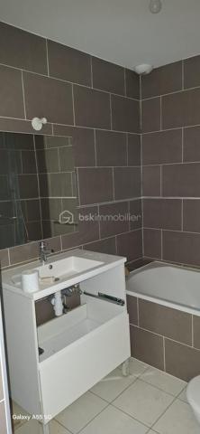 Terrain à vendre à Loris – 1260 m² – 97 000 €

Surface : 1260 m²

Viabilisé : raccordé au tout-à-l'égout, à l’électricité et à l’eau

Construction : terrain constructible, idéal pour projet immobilier

Bâtis existants : 3 maisons en bois déjà construites (à finir)

Potentiel : possibilité de construire 3 autres maisons supplémentaires


💰 Prix : 97 000 €

Idéal pour investisseur ou projet familial.