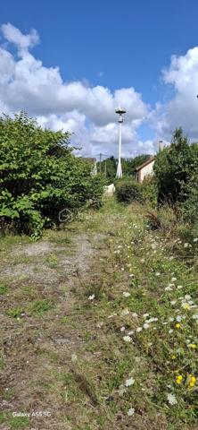 Terrain à vendre à Loris – 1260 m² – 97 000 €

Surface : 1260 m²

Viabilisé : raccordé au tout-à-l'égout, à l’électricité et à l’eau

Construction : terrain constructible, idéal pour projet immobilier

Bâtis existants : 3 maisons en bois déjà construites (à finir)

Potentiel : possibilité de construire 3 autres maisons supplémentaires


💰 Prix : 97 000 €

Idéal pour investisseur ou projet familial.