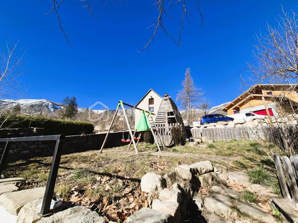 À Beauvezer, dans la vallée du Haut Verdon, proche des stations de sports d’hiver et d’été du Val d’Allos et du Parc National du Mercantour, ensemble immobilier composé de deux habitations communicantes, offrant de nombreuses possibilités, aussi bien pour une résidence principale que pour un projet locatif ou commercial.
Descriptif :
1️⃣ Maison de village rénovée – 80 m²
•	Sur 3 niveaux.
•	2 chambres.
•	Petit jardin privatif.
•	Chauffage électrique (actuellement exploité en gîte).
2️⃣ Grand appartement de plain-pied – 160 m²
•	4 chambres, 2 salles de bain.
•	Grande véranda lumineuse.
•	Cuisine semi-professionnelle.
•	Buanderie et dressing
•	Grand garage, atelier et 3 grandes caves pour une superficie totale de 165m²
•	Grand jardin avec terrasse couverte et barbecue.
•	Possibilité d’installer un poêle à bois performant (poêle GAUDIN 16 kW fourni).
•	Ancien commerce : possibilité de refaire une exploitation commerciale (sous réserve d’accord de la mairie).
Un bien rare sur le secteur, offrant un fort potentiel. Pour plus d’informations ou organiser une visite, contactez-moi.
