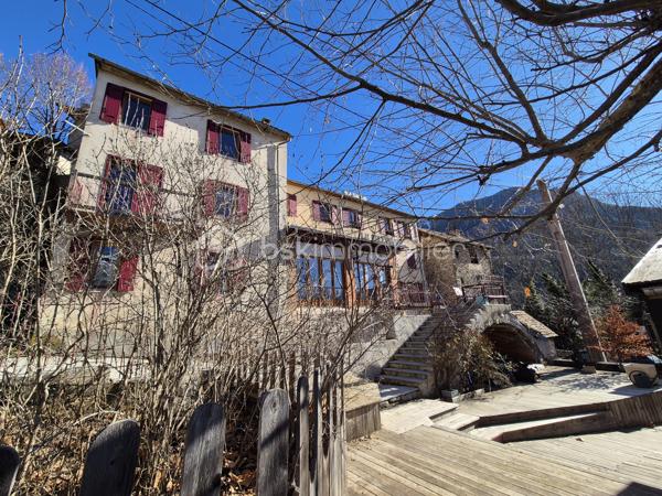 À Beauvezer, dans la vallée du Haut Verdon, proche des stations de sports d’hiver et d’été du Val d’Allos et du Parc National du Mercantour, ensemble immobilier composé de deux habitations communicantes, offrant de nombreuses possibilités, aussi bien pour une résidence principale que pour un projet locatif ou commercial.
Descriptif :
1️⃣ Maison de village rénovée – 80 m²
•	Sur 3 niveaux.
•	2 chambres.
•	Petit jardin privatif.
•	Chauffage électrique (actuellement exploité en gîte).
2️⃣ Grand appartement de plain-pied – 160 m²
•	4 chambres, 2 salles de bain.
•	Grande véranda lumineuse.
•	Cuisine semi-professionnelle.
•	Buanderie et dressing
•	Grand garage, atelier et 3 grandes caves pour une superficie totale de 165m²
•	Grand jardin avec terrasse couverte et barbecue.
•	Possibilité d’installer un poêle à bois performant (poêle GAUDIN 16 kW fourni).
•	Ancien commerce : possibilité de refaire une exploitation commerciale (sous réserve d’accord de la mairie).
Un bien rare sur le secteur, offrant un fort potentiel. Pour plus d’informations ou organiser une visite, contactez-moi.