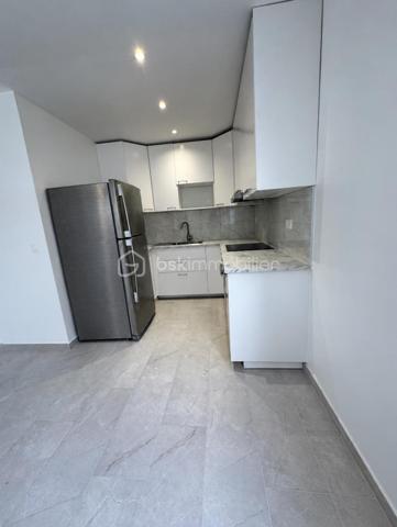 ENSEMBLE IMMOBILIER MIXTE À FORT POTENTIEL

À proximité des commodités et des transports, découvrez cet ensemble immobilier complet, implanté sur une même parcelle et offrant une combinaison rare : activité commerciale, logements et maison avec jardin.

L’ensemble comprend :

Un restaurant d’environ 284 m² situé au rez-de-chaussée ;
Un appartement F2 en duplex de 39,45 m² ;
Un appartement F3 en duplex de 46,91 m² ;
Une maison indépendante F3 de 54,39 m² avec jardin.

Soit une surface diagnostiquée totale d’environ 425 m², réunissant trois logements.

Cet ensemble immobilier représente une véritable opportunité pour un investisseur, une foncière, un marchand de biens ou un professionnel recherchant un actif mixte avec plusieurs possibilités d’exploitation et de valorisation.

Les différents espaces permettent d’envisager une stratégie patrimoniale diversifiée : conservation locative, optimisation des revenus, réorganisation des volumes ou revente distincte des différents éléments, sous réserve des autorisations nécessaires.

Les atouts
Ensemble immobilier vendu en totalité ;
Local commercial de grande superficie ;
Trois logements indépendants ;
Maison avec jardin ;
Diversification des revenus locatifs ;
Une seule parcelle cadastrale ;
Absence de copropriété ;
Emplacement recherché à Chelles.

Emplacement privilégié à proximité immédiate de la gare de Chelles–Gournay, desservie par le RER E et la ligne P du Transilien, avec l’arrivée prochaine de la ligne 16 du Grand Paris Express.

Dossier complet et renseignements financiers communiqués après étude du projet acquéreur.