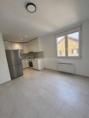 ENSEMBLE IMMOBILIER MIXTE À FORT POTENTIEL

À proximité des commodités et des transports, découvrez cet ensemble immobilier complet, implanté sur une même parcelle et offrant une combinaison rare : activité commerciale, logements et maison avec jardin.

L’ensemble comprend :

Un restaurant d’environ 284 m² situé au rez-de-chaussée ;
Un appartement F2 en duplex de 39,45 m² ;
Un appartement F3 en duplex de 46,91 m² ;
Une maison indépendante F3 de 54,39 m² avec jardin.

Soit une surface diagnostiquée totale d’environ 425 m², réunissant trois logements.

Cet ensemble immobilier représente une véritable opportunité pour un investisseur, une foncière, un marchand de biens ou un professionnel recherchant un actif mixte avec plusieurs possibilités d’exploitation et de valorisation.

Les différents espaces permettent d’envisager une stratégie patrimoniale diversifiée : conservation locative, optimisation des revenus, réorganisation des volumes ou revente distincte des différents éléments, sous réserve des autorisations nécessaires.

Les atouts
Ensemble immobilier vendu en totalité ;
Local commercial de grande superficie ;
Trois logements indépendants ;
Maison avec jardin ;
Diversification des revenus locatifs ;
Une seule parcelle cadastrale ;
Absence de copropriété ;
Emplacement recherché à Chelles.

Emplacement privilégié à proximité immédiate de la gare de Chelles–Gournay, desservie par le RER E et la ligne P du Transilien, avec l’arrivée prochaine de la ligne 16 du Grand Paris Express.

Dossier complet et renseignements financiers communiqués après étude du projet acquéreur.